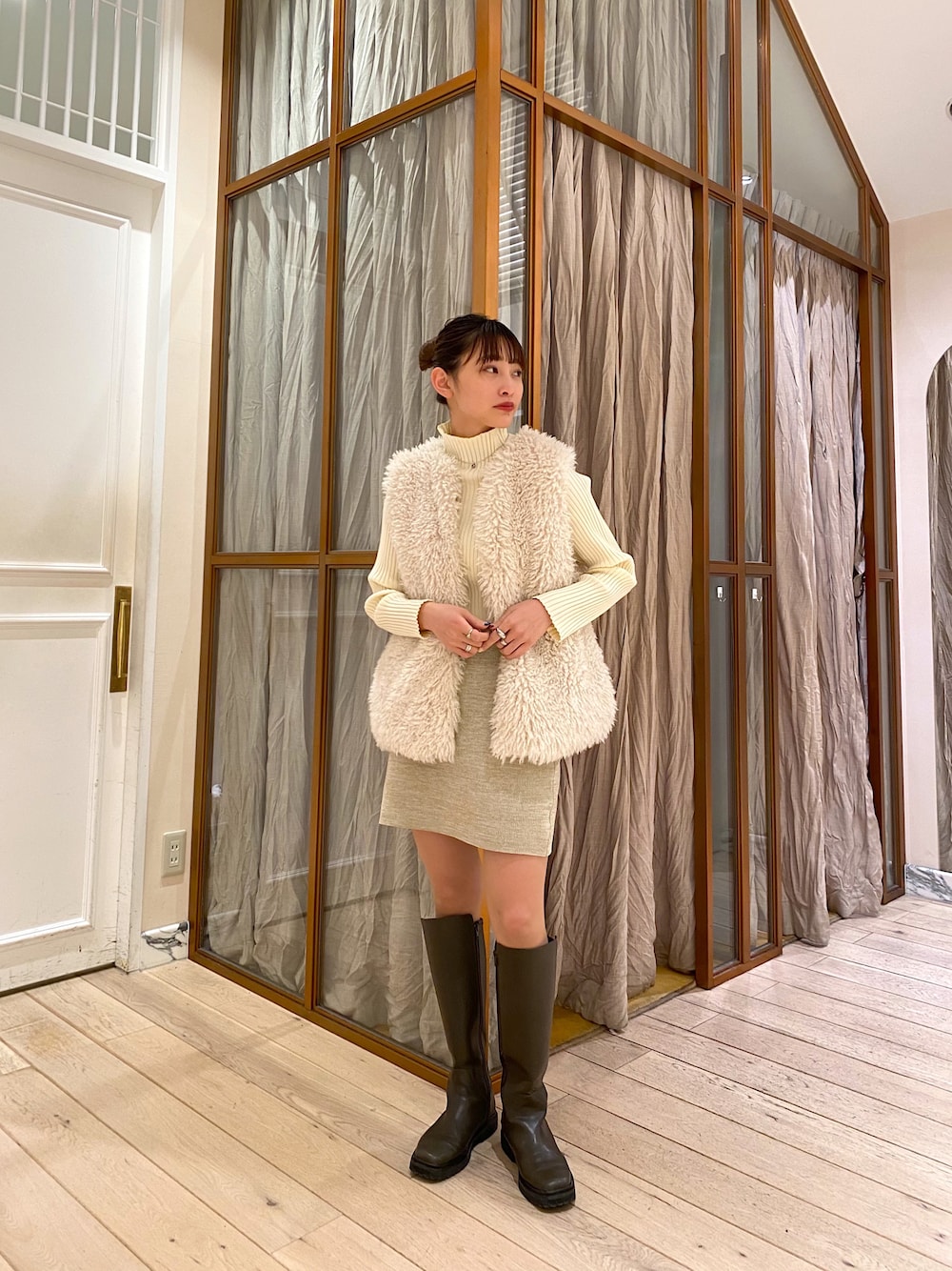 スクエアロングブーツを使ったショップスタッフの人気ファッション  