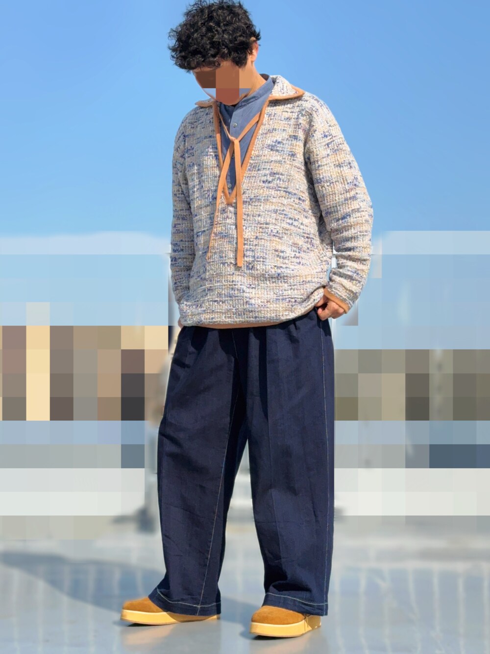 「最近のいい感じコーデ、デニムパンツ、デニム、レイヤードスタイル、バンドカラーシャツ、ワイドパンツ、カジュアルスタイル、きれいめカジュアル」｜「ADAM ET ROPE'のリラックス ドレープ レーヨンスエード とろみバンドカラーシャツ / イージーケア / 3シーズン着用可能 / ユニセックス（シャツ/ブラウス、ブルー系）」を使った、HMさん（メンズ・175cm）の春コーディネートの1枚目の写真