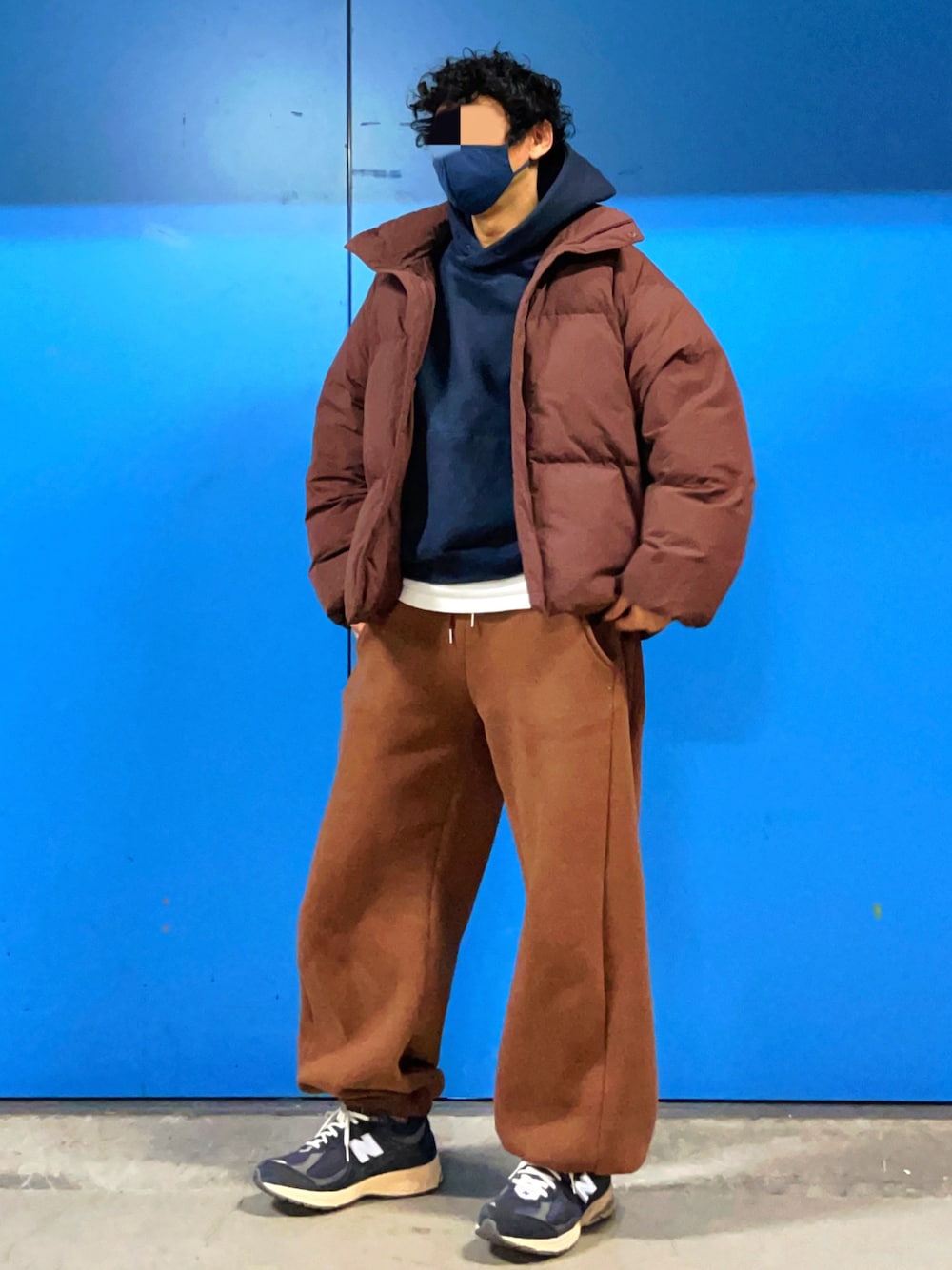 「ブラウンコーデ、休日スタイル、カジュアルコーデ、2002R、ストリート、スニーカー、スウェットパンツ」｜「NEW BALANCEの＜New Balance＞ M2002RV1/スニーカー（スニーカー、ブルー系）」を使った、HMさん（メンズ・175cm）の春コーディネートの1枚目の写真