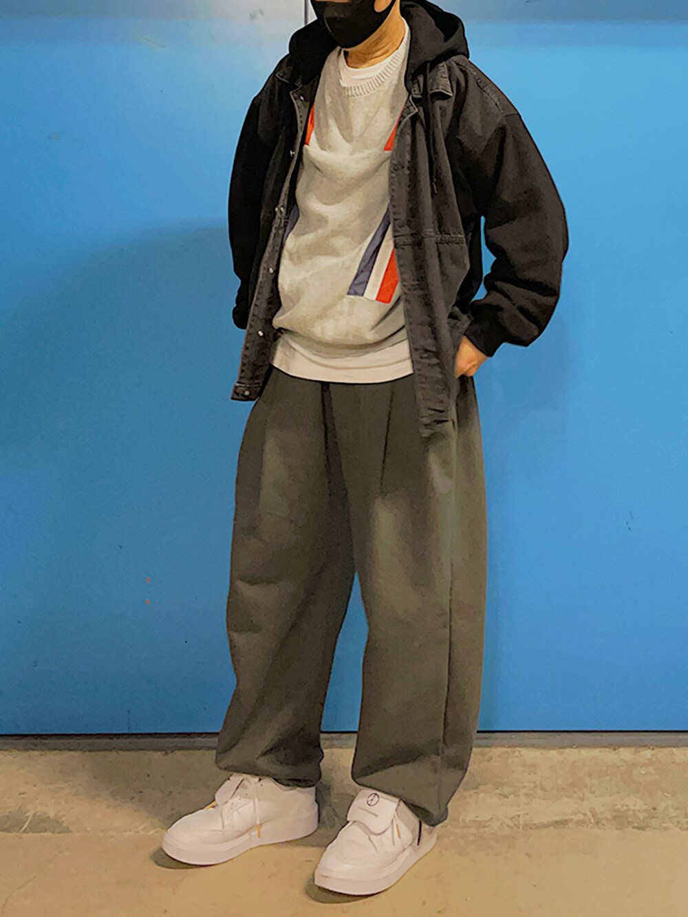 「スウェットパンツ、白スニーカー、peaceminusone、デニムジャケット、ストリート、ニット、レイヤードスタイル」｜「STAMPDの【STAMPD】Machinist Dual Hoody（デニムジャケット、ブラック系）」を使った、HMさん（メンズ・175cm）の秋コーディネートの1枚目の写真