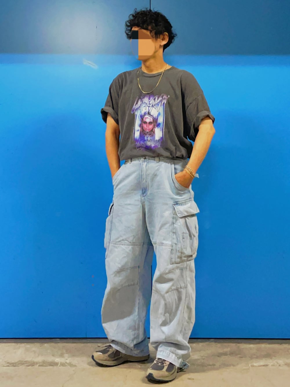 「タックイン、カーゴパンツ、デニムパンツ、2002R、ロックT、スニーカー、休日スタイル」｜「info. BEAUTY&YOUTHの【WEB限定】 ＜GOODSPEED × info. BEAUTY&YOUTH＞ レディーガガ Tシャツ（Tシャツ/カットソー、その他）」を使った、HMさん（メンズ・175cm）の秋コーディネートの1枚目の写真