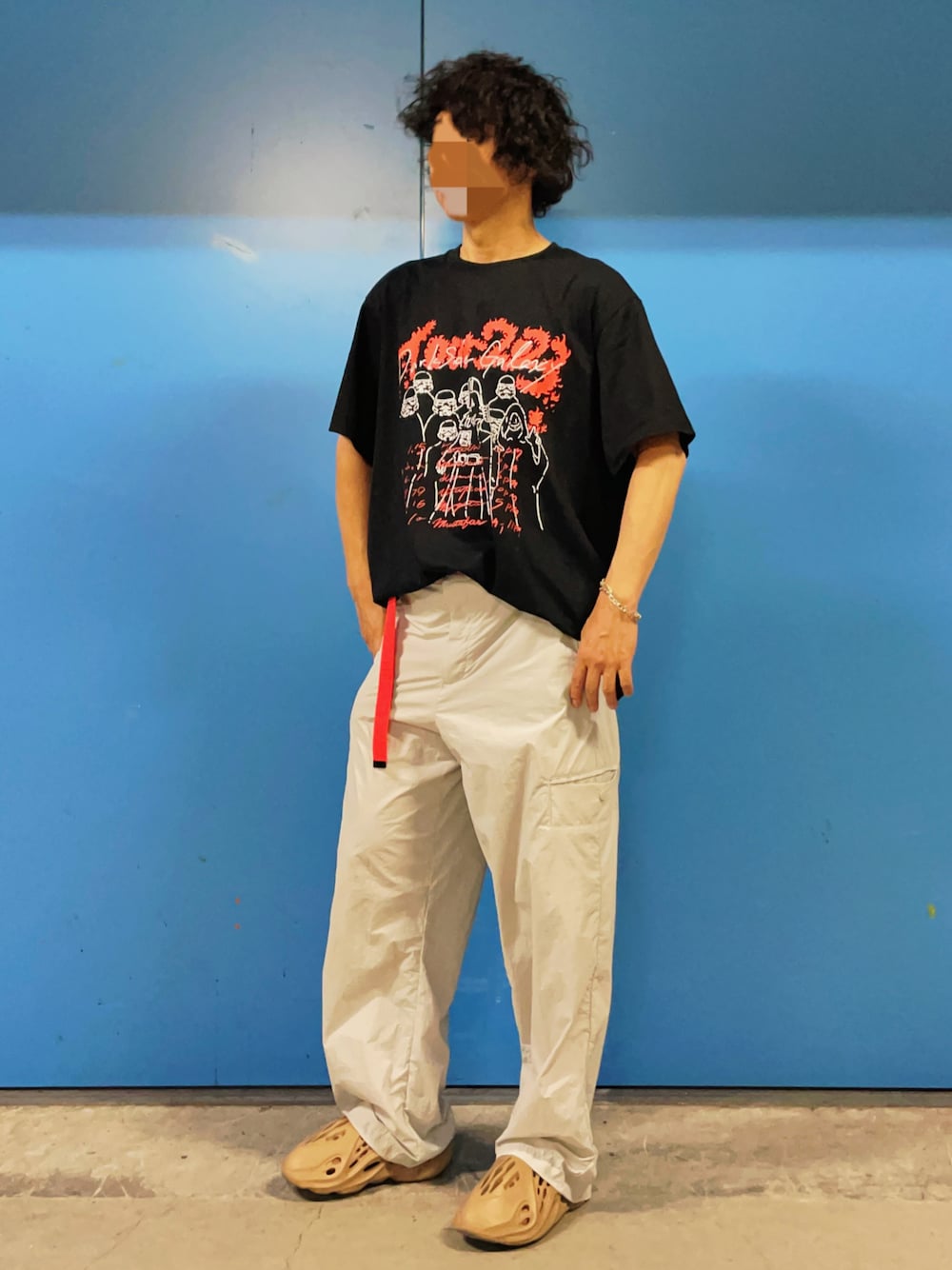 「夏コーデ、UT、ユニクロ、Tシャツ、モノトーン、ロゴT、カーゴパンツ」｜「UNIQLOのアイテム（Tシャツ/カットソー、ブラック系）」を使った、HMさん（メンズ・175cm）の夏コーディネートの1枚目の写真