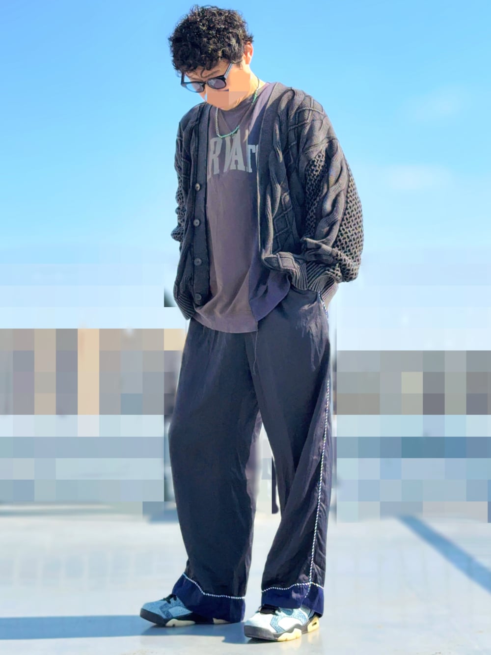 ブラック系のカーディガン/ボレロ、ブラック系のTシャツ/カットソー、ブラック系のスラックスを着用したメンズの秋コーディネートの1枚目の写真