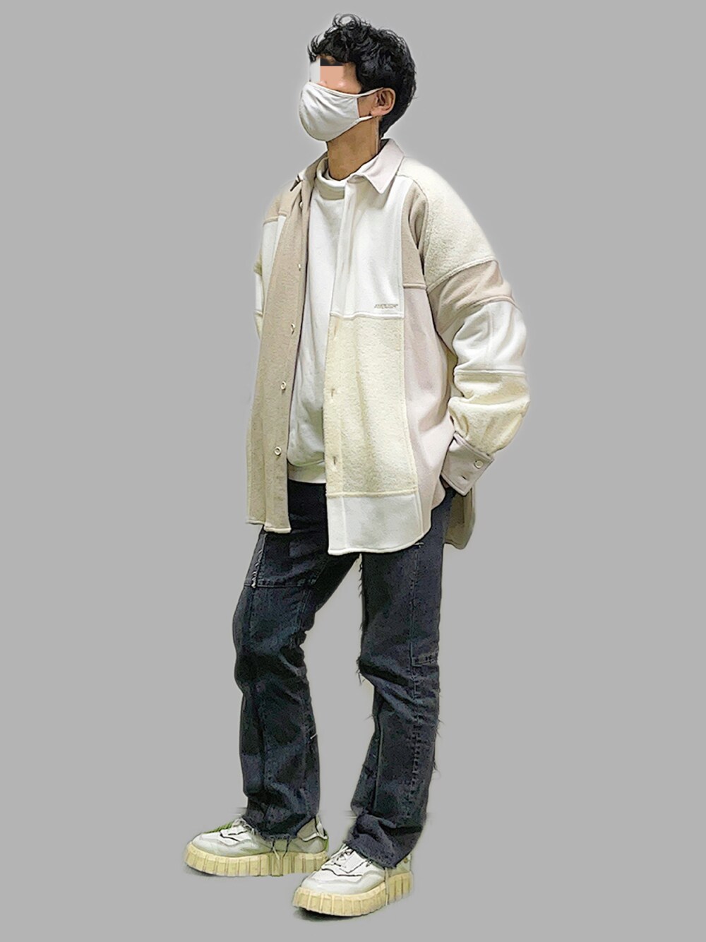 「ビッグシルエット、ストリート、レイヤードスタイル、パッチワーク、白スニーカー、モノトーンコーデ、未来のWEARISTAプロジェクト」｜「MONKEY TIMEの＜monkey time＞ PATCH DENIM STRAIGHT/パッチワークデニム（デニムパンツ、グレー系）」を使った、HMさん（メンズ・175cm）の秋コーディネートの1枚目の写真