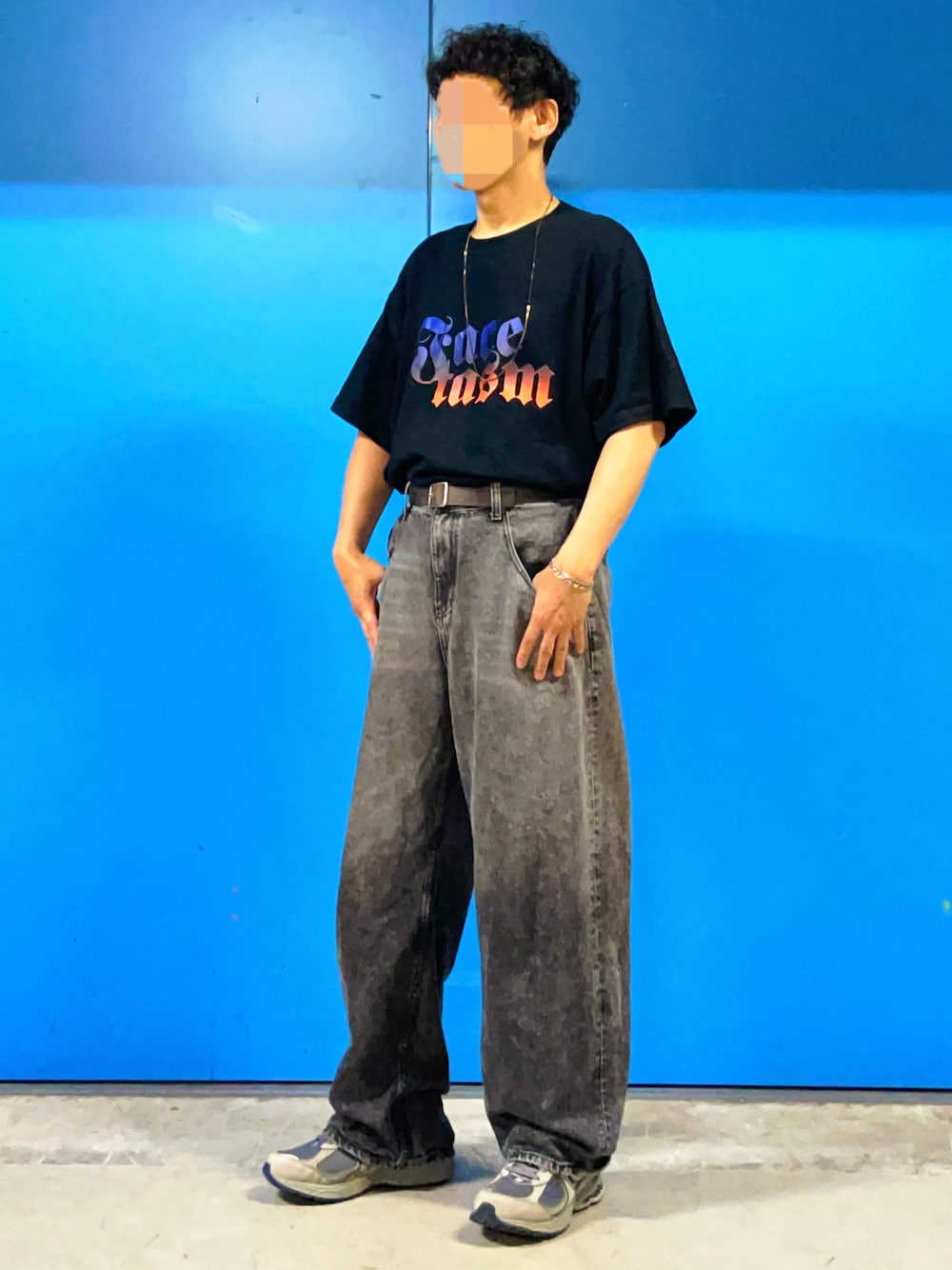 「休日コーデ、Tシャツ、ブラックコーデ、デニムパンツ、デニム、韓国ファッション」｜「STUDIOUS SELECTの【STUDIOUS SELECT】MIXチェーン80（ネックレス、シルバー系）」を使った、HMさん（メンズ・175cm）の秋コーディネートの1枚目の写真