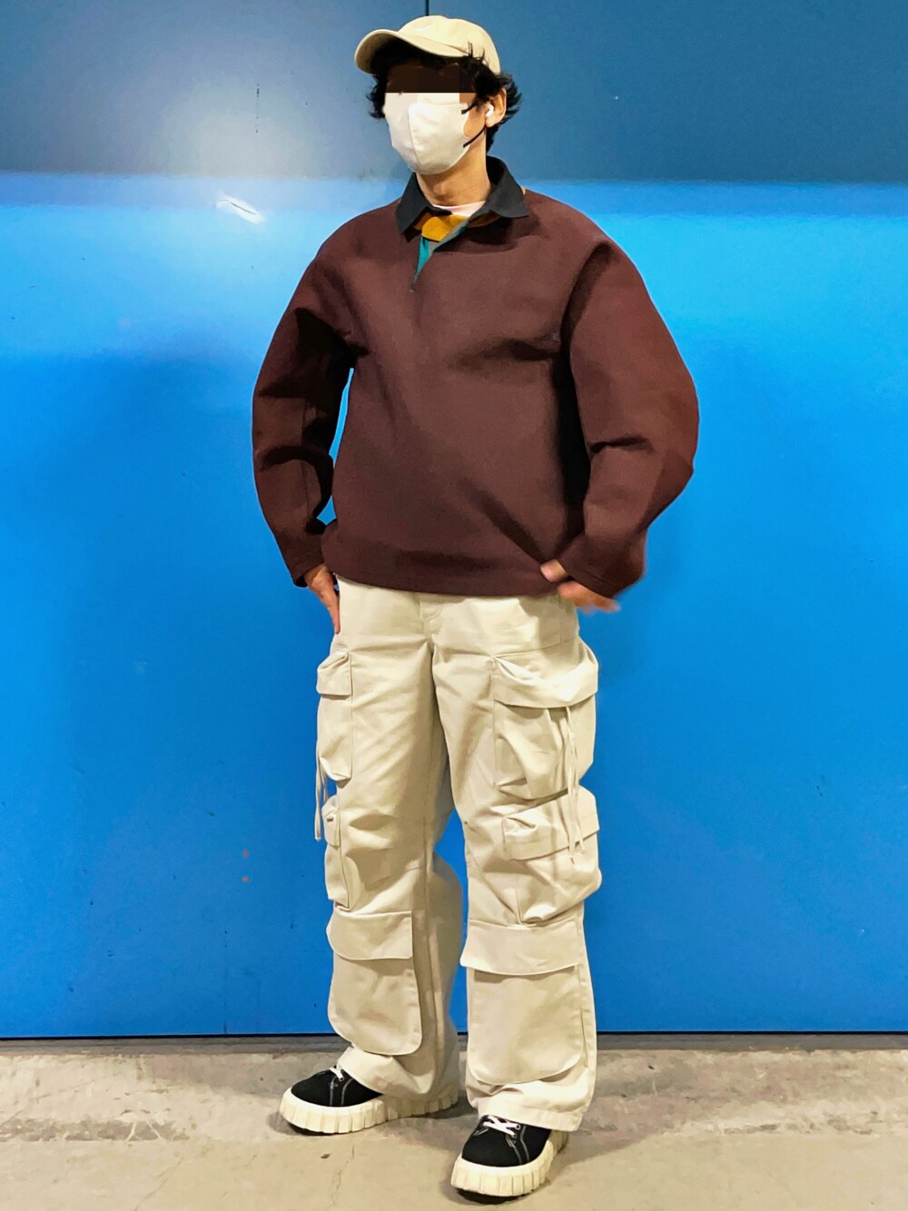 「オトナカジュアル、カーゴパンツ、カジュアルコーデ、キャップ」｜「EYTYSの＜EYTYS＞ ODESSA CANVAS/スニーカー（スニーカー、ブラック系）」を使った、HMさん（メンズ・175cm）の春コーディネートの1枚目の写真