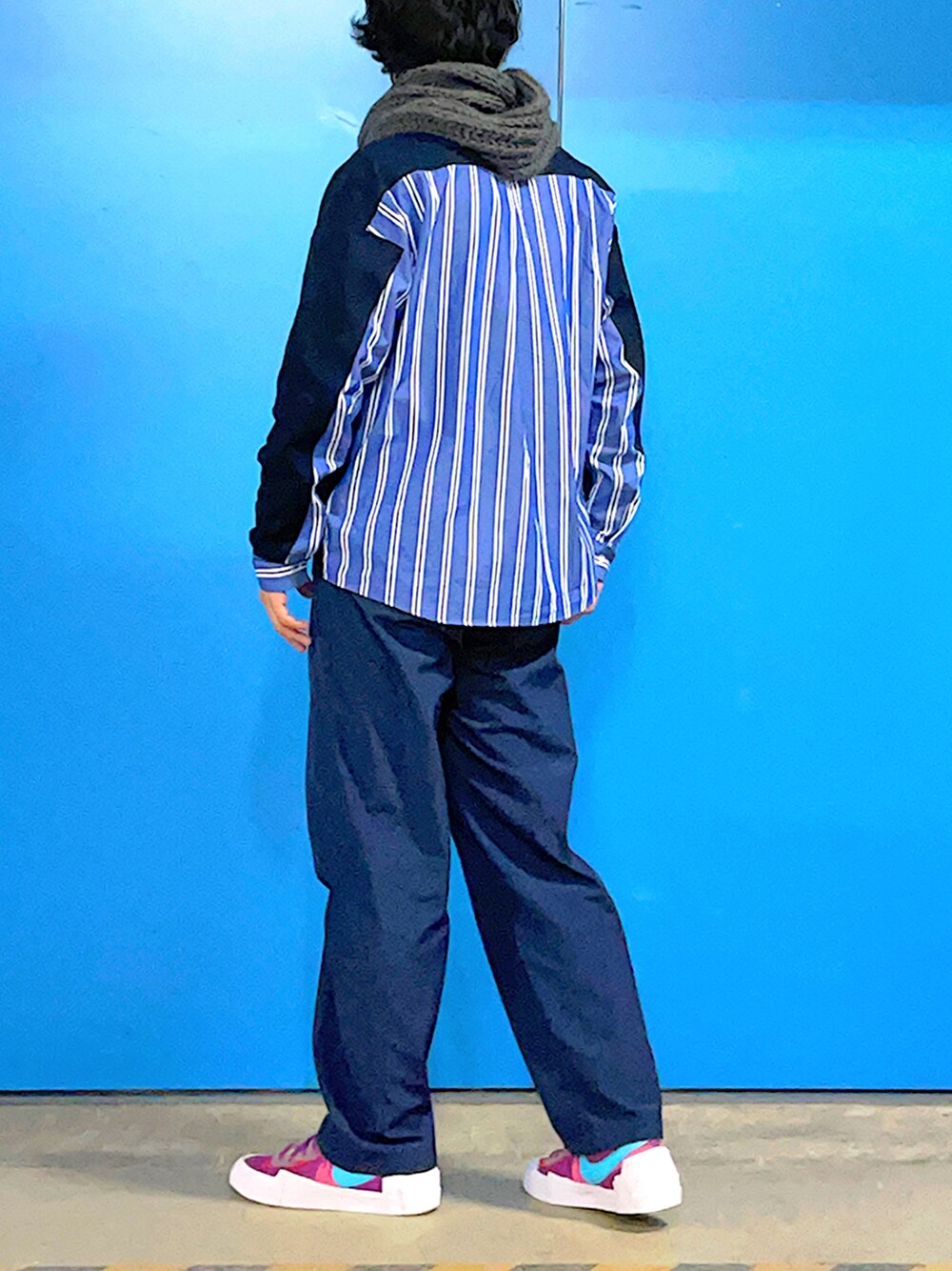 「スヌード、スニーカーコーデ、休日スタイル、sacai×nike」｜「ADAM ET ROPE'の【NIKKE】リップストップ ダブルニーパンツ/サスティナブル/セットアップ対応（その他パンツ、ブルー系）」を使った、HMさん（メンズ・175cm）の冬コーディネートの1枚目の写真