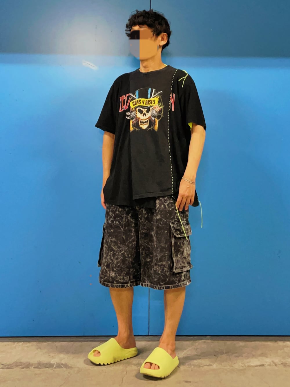 「ロックT、休日スタイル、ハーフパンツ、ショートパンツ、カーゴパンツ、厚底サンダル、レイヤードスタイル、カラー×コーデ」｜「Yeezyのアイテム（サンダル、イエロー系）」を使った、HMさん（メンズ・175cm）の秋コーディネートの1枚目の写真