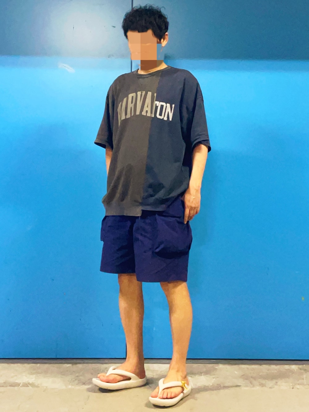 「ラフコーデ、ハーフパンツ、ショートパンツ、リカバリーサンダル、ワントーンコーデ、韓国ファッション、大人カジュアル、ユニクロ、ユニクロU、UNIQLO、UNIQLO U」｜「MAISON SPECIALの《UNISEX》V Gazette Docking Logo Print Prime-Over Crew Neck T-shirt/VガゼットドッキングロゴプライムオーバークルーネックTシャツ【MAISON SPECIAL/メゾンスペシャル】（Tシャツ/カットソー、ブラック系）」を使った、HMさん（メンズ・175cm）の秋コーディネートの1枚目の写真
