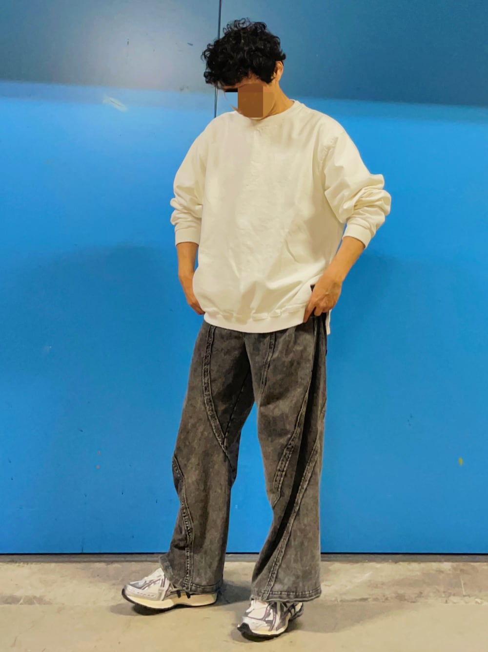 「シンプルコーデ、モノトーンコーデ、スウェットパンツ、クラッシュ」｜「MAISON SPECIALの《UNISEX》Chemical Over-Dyed Inside-Out Sweat Wide Pants/ケミカルオーバーダイインサイドアウトスウェットワイドパンツ【MAISON SPECIAL/メゾンスペシャル】（スウェットパンツ、グレー系）」を使った、HMさん（メンズ・175cm）の冬コーディネートの1枚目の写真