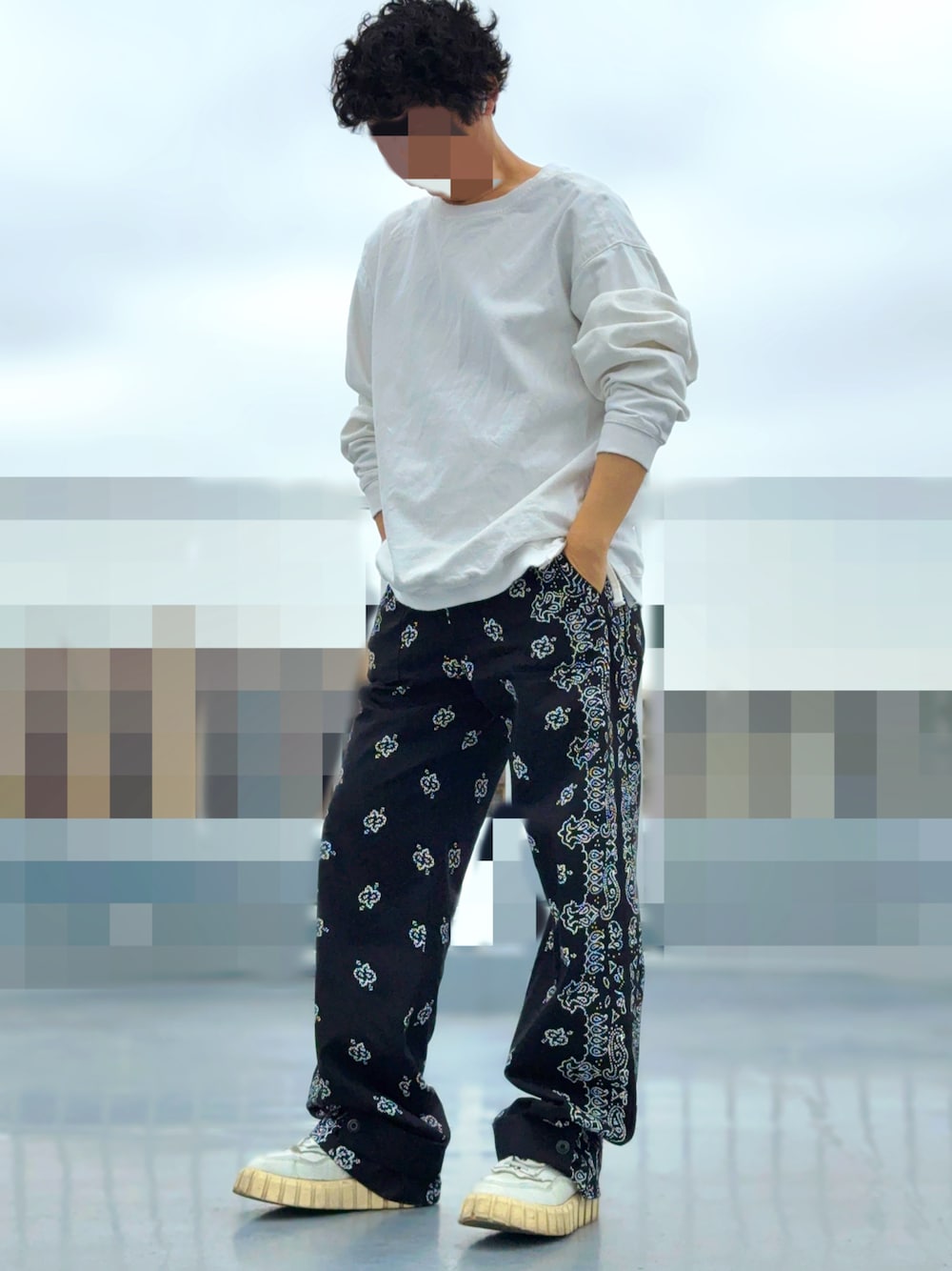 「モノトーン、モノトーンコーデ、柄パンツ、チノパン」｜「AMIRIのアイテム（チノパンツ、ブラック系）」を使った、HMさん（メンズ・175cm）の春コーディネートの1枚目の写真