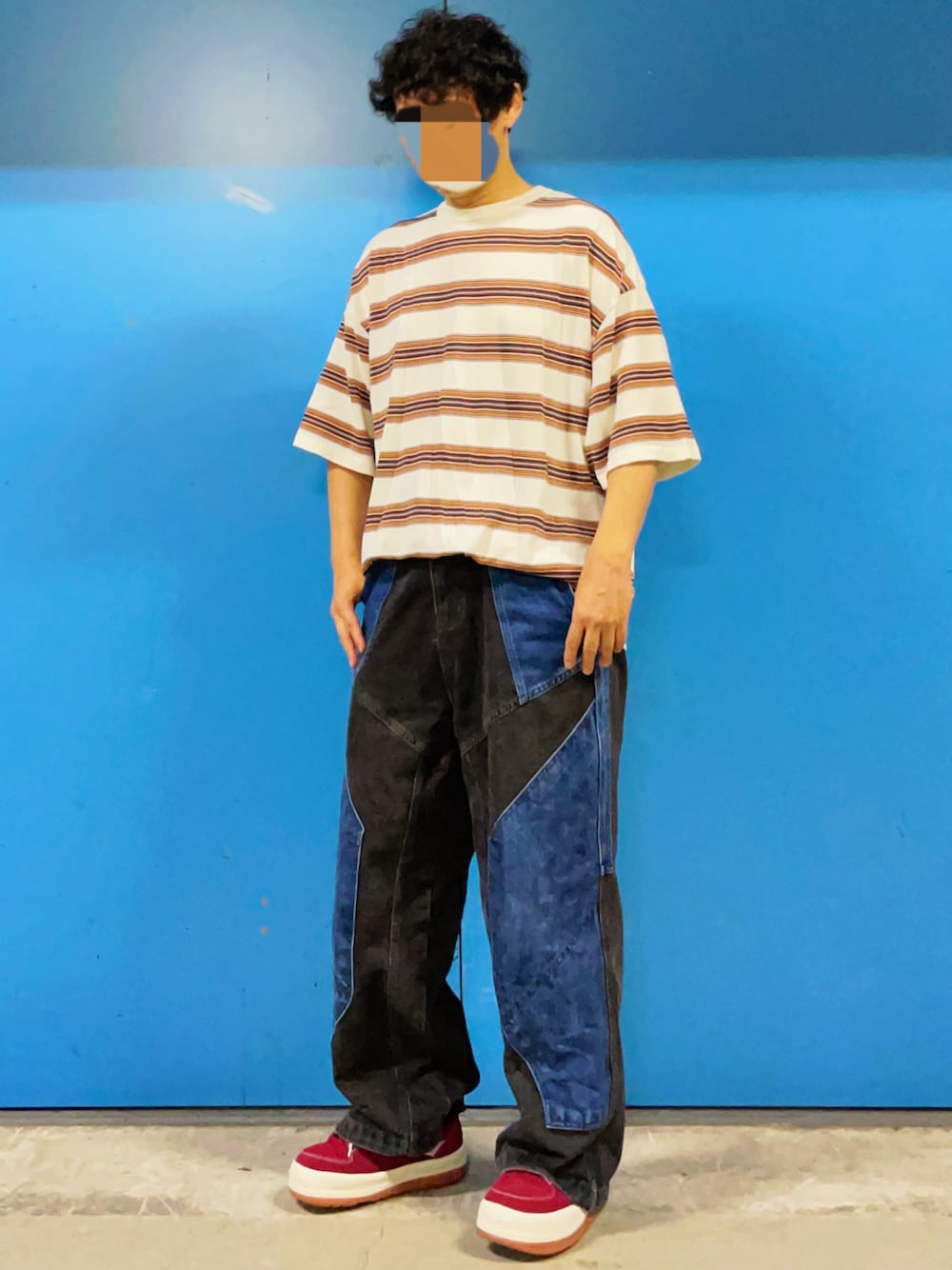 「ボリュームスニーカー、ボーダー、ボーダートップス、デニムパンツ、ノースウェーブ、NorthWave」｜「northwaveのNORTH WAVE/ノースウェーブ ESPRESSO SUEDE スニーカー（スニーカー、レッド系）」を使った、HMさん（メンズ・175cm）の秋コーディネートの1枚目の写真