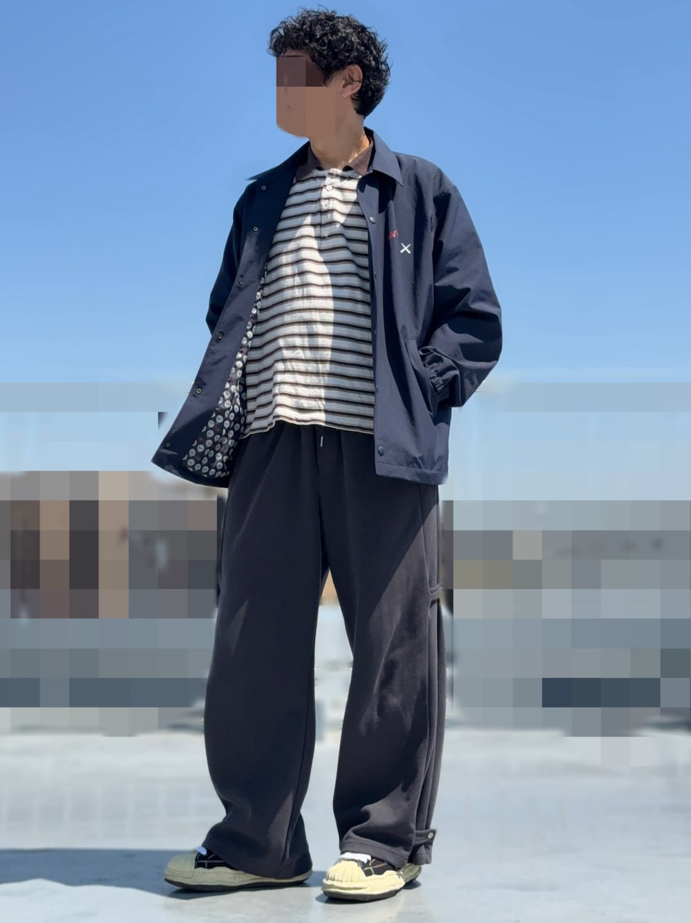 「ユニクロ、ユニクロコーデ、スウェットパンツ、最近のいい感じコーデ、ポロシャツ、レイヤードスタイル、ストリートコーデ」｜「Jiedaの＜JieDa＞ ボーダー カノコ ショートスリーブ ポロシャツ（ポロシャツ、ブラウン系）」を使った、HMさん（メンズ・175cm）の春コーディネートの1枚目の写真