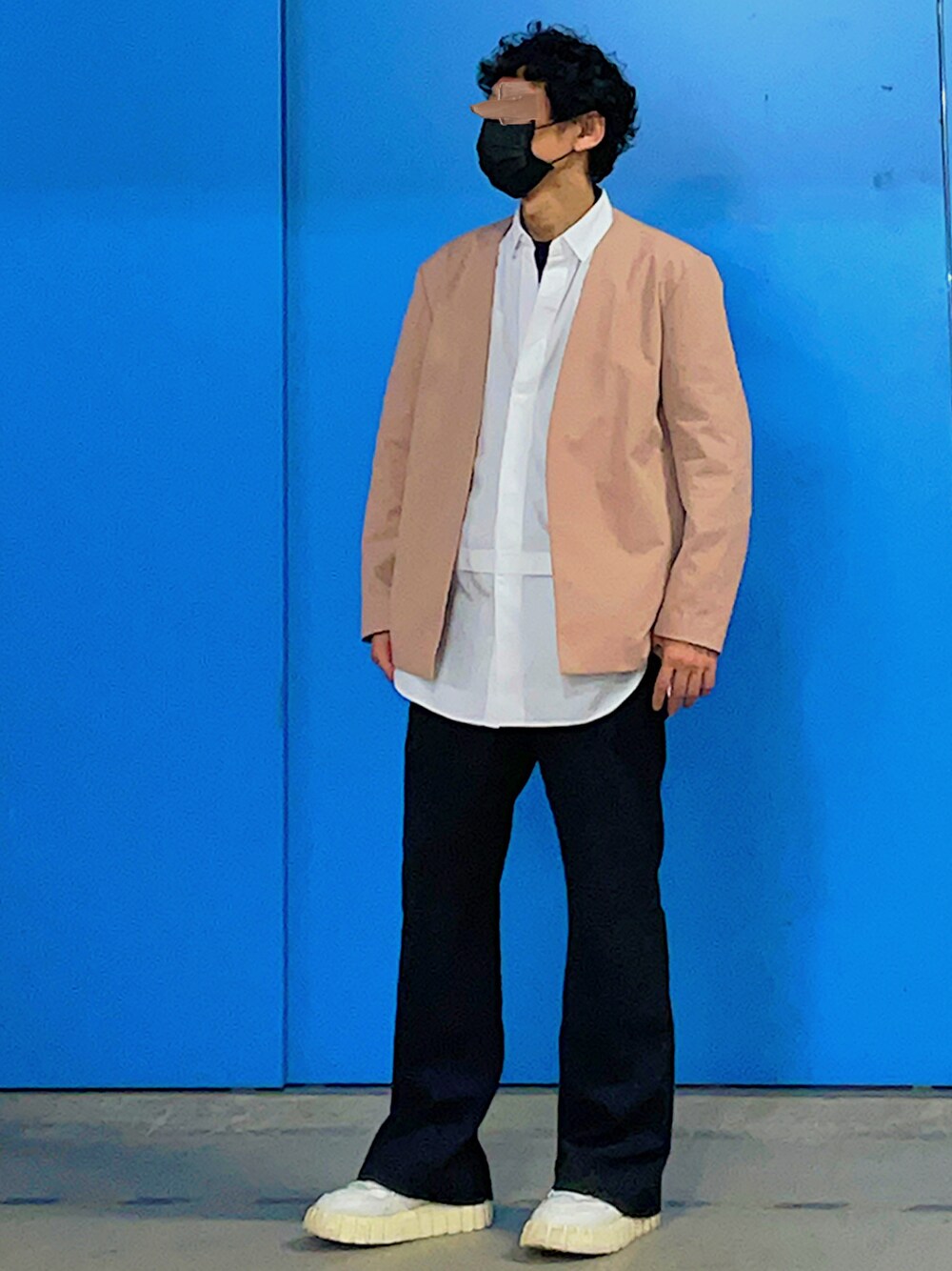 「春コーデ、ノーカラージャケット、フレアパンツ、はじめましてコーデ、厚底シューズ、ユニクロコーデ、+J、ユニクロ」｜「+Jのアイテム（シャツ/ブラウス、ホワイト系）」を使った、HMさん（メンズ・175cm）の春コーディネートの1枚目の写真