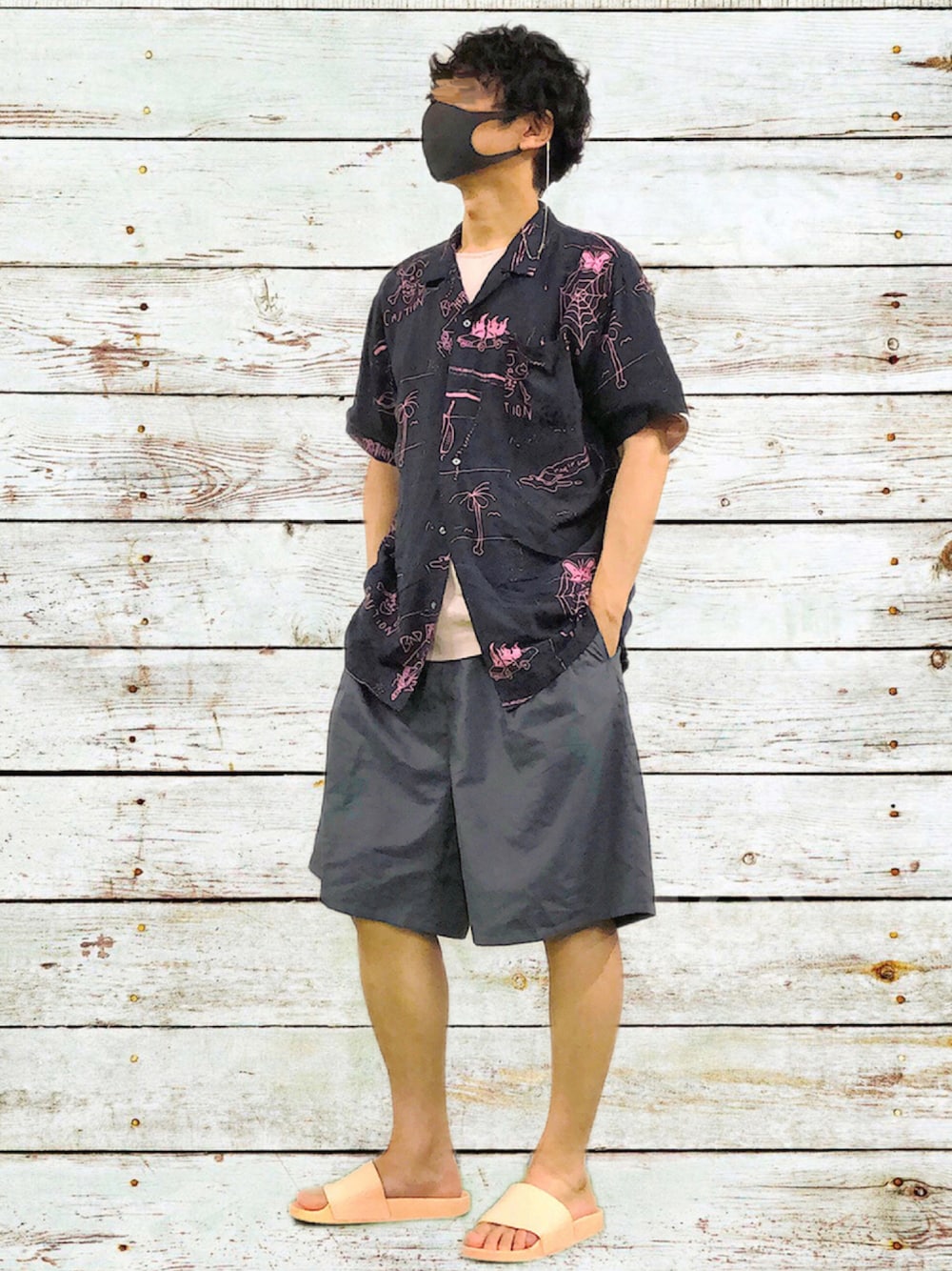 「休日スタイル、オープンカラーシャツ、ハーフパンツ、ショートパンツ、スライドサンダル、夏コーデ」｜「adidasのオリジナルス アディレッタ[ADILETTE]（サンダル、オレンジ系）」を使った、HMさん（メンズ・175cm）の夏コーディネートの1枚目の写真