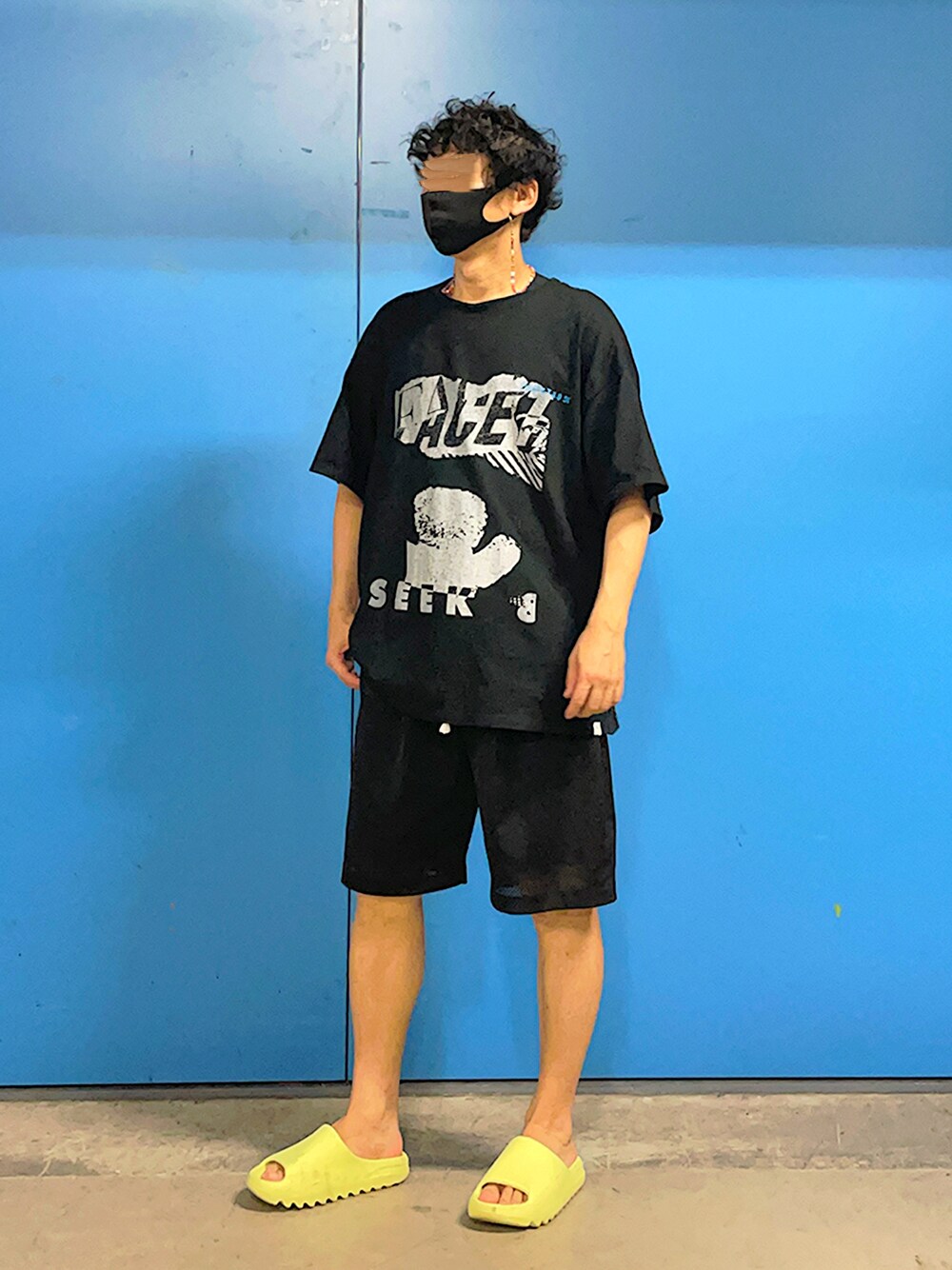「厚底サンダル、ネオンカラー、ビタミンカラー、ネオンイエロー、yeezy、ブラックコーデ、Tシャツ、休日スタイル」｜「Yeezyのアイテム（サンダル、イエロー系）」を使った、HMさん（メンズ・175cm）の秋コーディネートの1枚目の写真
