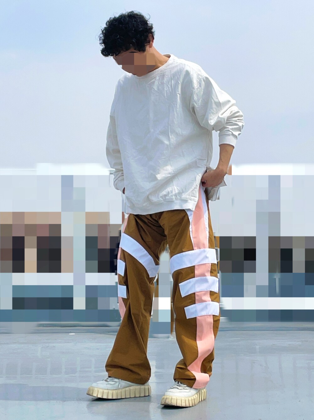 「春夏コーデ、トラックパンツ、スポーツミックス、淡色コーデ、春色、春コーデ、最近のいい感じコーデ」｜「DSQUARED2のTRACKSUIT PANTS /0231（その他パンツ、ブラウン系）」を使った、HMさん（メンズ・175cm）の春コーディネートの1枚目の写真