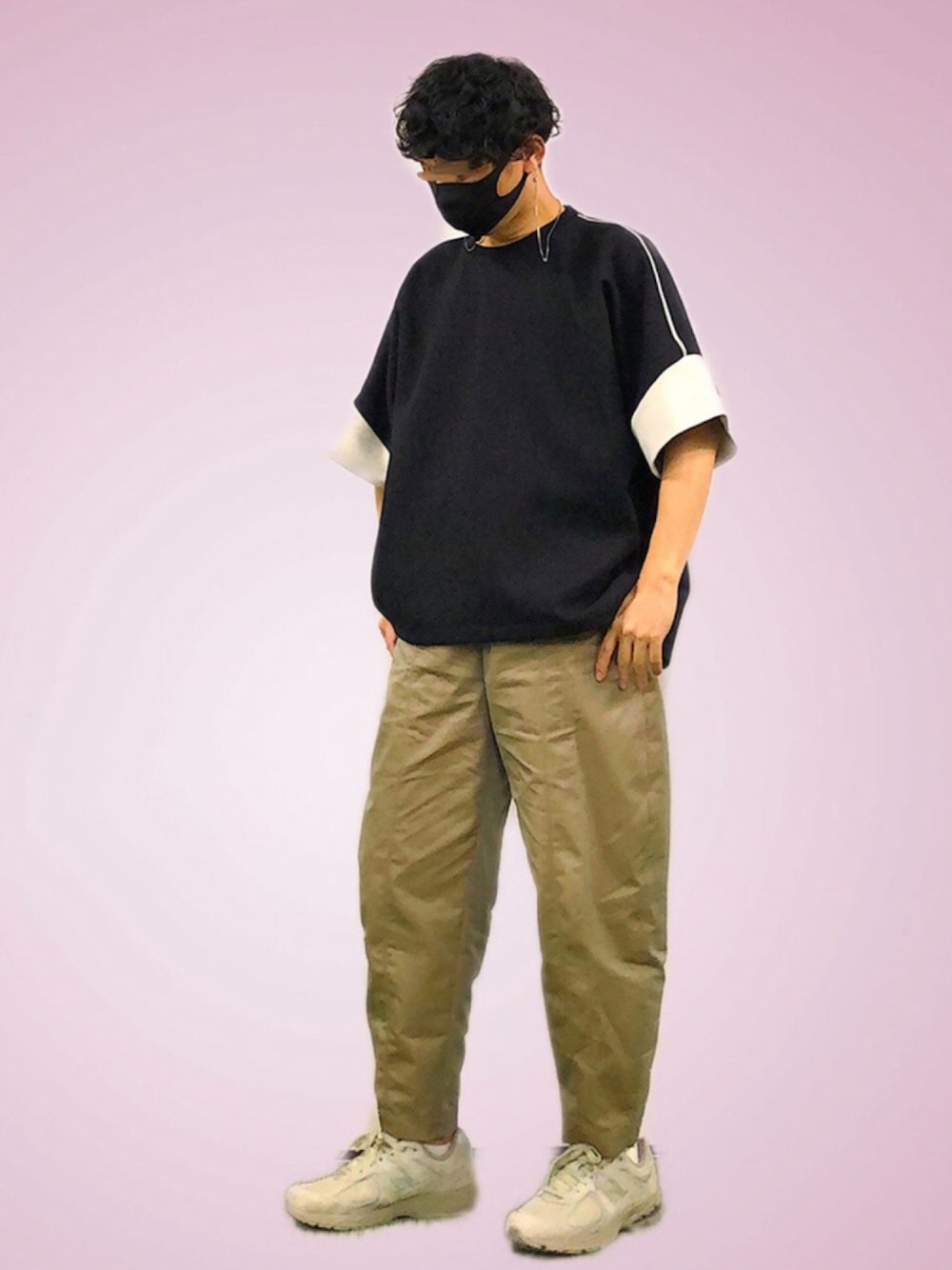 「New Balance、白スニーカー、バルーンパンツ、きれいめカジュアル、カジュアルコーデ」｜「UNITED TOKYOの【WEB限定】ドレープダンボールオーバーサイズT（Tシャツ/カットソー、ブラック系）」を使った、HMさん（メンズ・175cm）の秋コーディネートの1枚目の写真