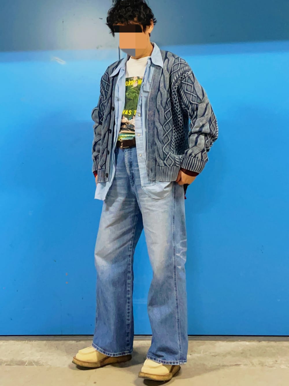 「最近のいい感じコーデ、フレアデニム、フレアパンツ、UT、映画Tシャツ、休日スタイル、カーディガン、タックイン、淡色コーデ、レイヤードスタイル、大人カジュアル」｜「JiedaのSUEDE RUBBER SOLE TYROLEAN SHOSE（ブーツ、ベージュ系）」を使った、HMさん（メンズ・175cm）の春コーディネートの1枚目の写真