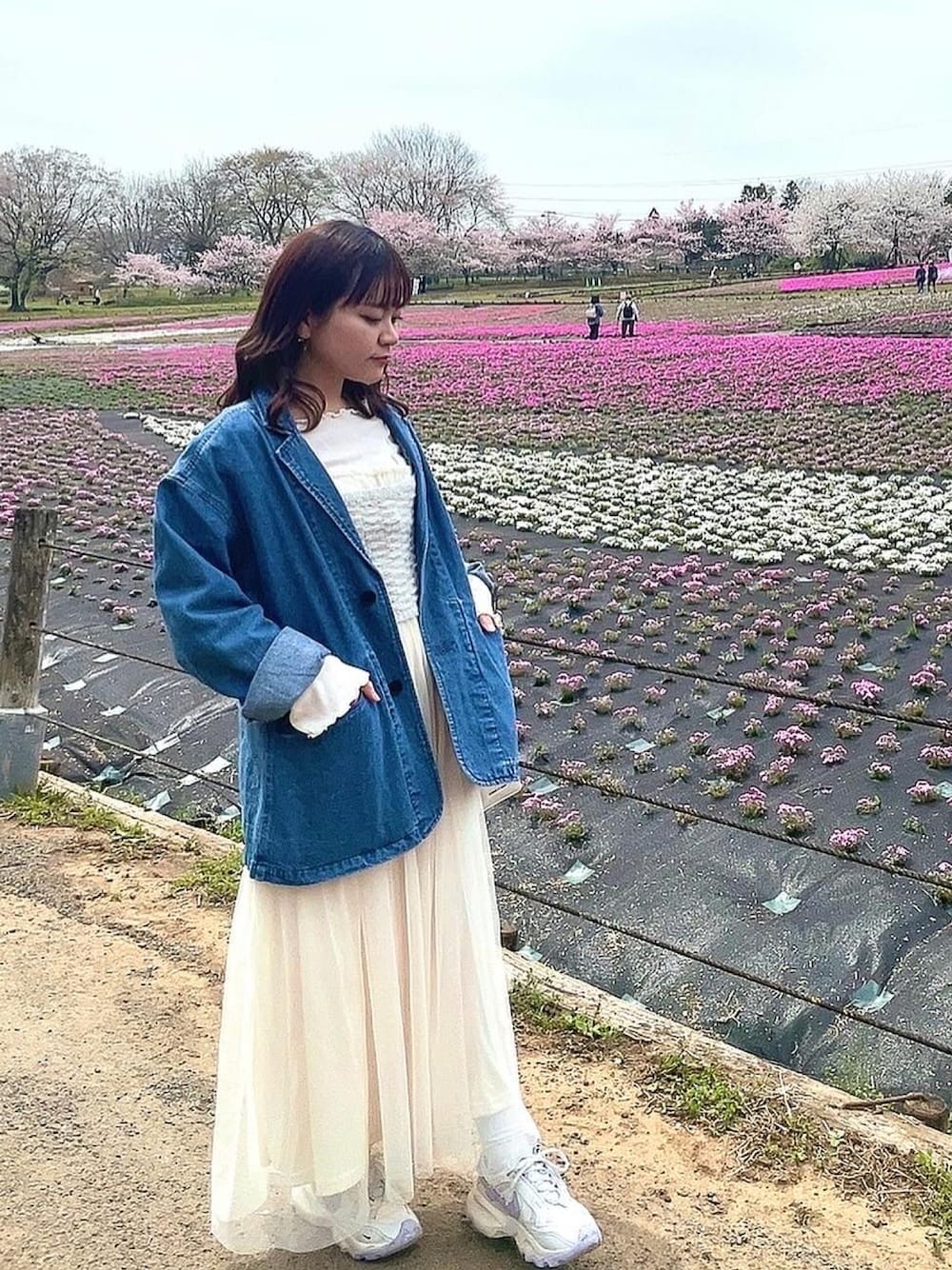 「春色、おでかけコーデ、スニーカーコーデ、オトナ女子、低身長女子、150cm、デニムコーデ、デニムジャケット、キャミワンピ、チュールスカート、ビスチェ、WHIMSIC、mystic、NIKE、Kastane」｜「WHIMSICの【UNISEX/SETUP対応】コットンリネンデニムテーラードジャケット（テーラードジャケット、ブルー系）」を使った、MICHIEさん（レディース・150cm）の春コーディネートの1枚目の写真