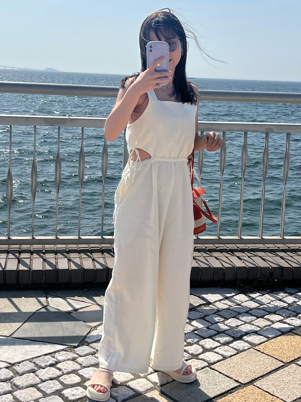 「初夏コーデ、夏コーデ、オトナ女子、大人かわいい、楽チンコーデ、低身長女子、150cm、サロペット、厚底サンダル、カラーインナー、ノースリーブ、ホワイトコーデ、Kastane、お洒落さんとつながりたい」｜「Kastaneの【2023SSカタログ掲載アイテム/サイズ展開あり】カットアウトシャーリングサロペット（サロペット/オーバーオール、ホワイト系）」を使った、MICHIEさん（レディース・150cm）の夏コーディネートの1枚目の写真