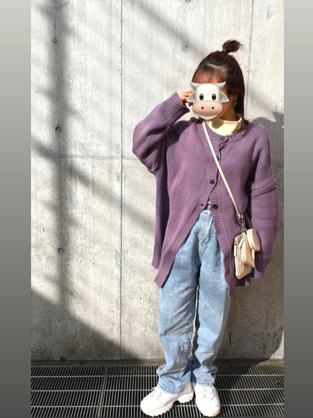 「カジュアルコーデ、通学コーデ、パープル、デニム、ローリーズファーム(LOWRYS FARM)、クラシカルエルフ、FILA、マルチショルダー、カーディガン、スニーカー、おだんごヘアー、ハイネック、150cm、低身長コーデ、骨格ウェーブ」｜「LOWRYS FARMのＳＥＴショルダーバッグ　958280（ショルダーバッグ、ホワイト系）」を使った、MICHIEさん（レディース・150cm）の冬コーディネートの1枚目の写真