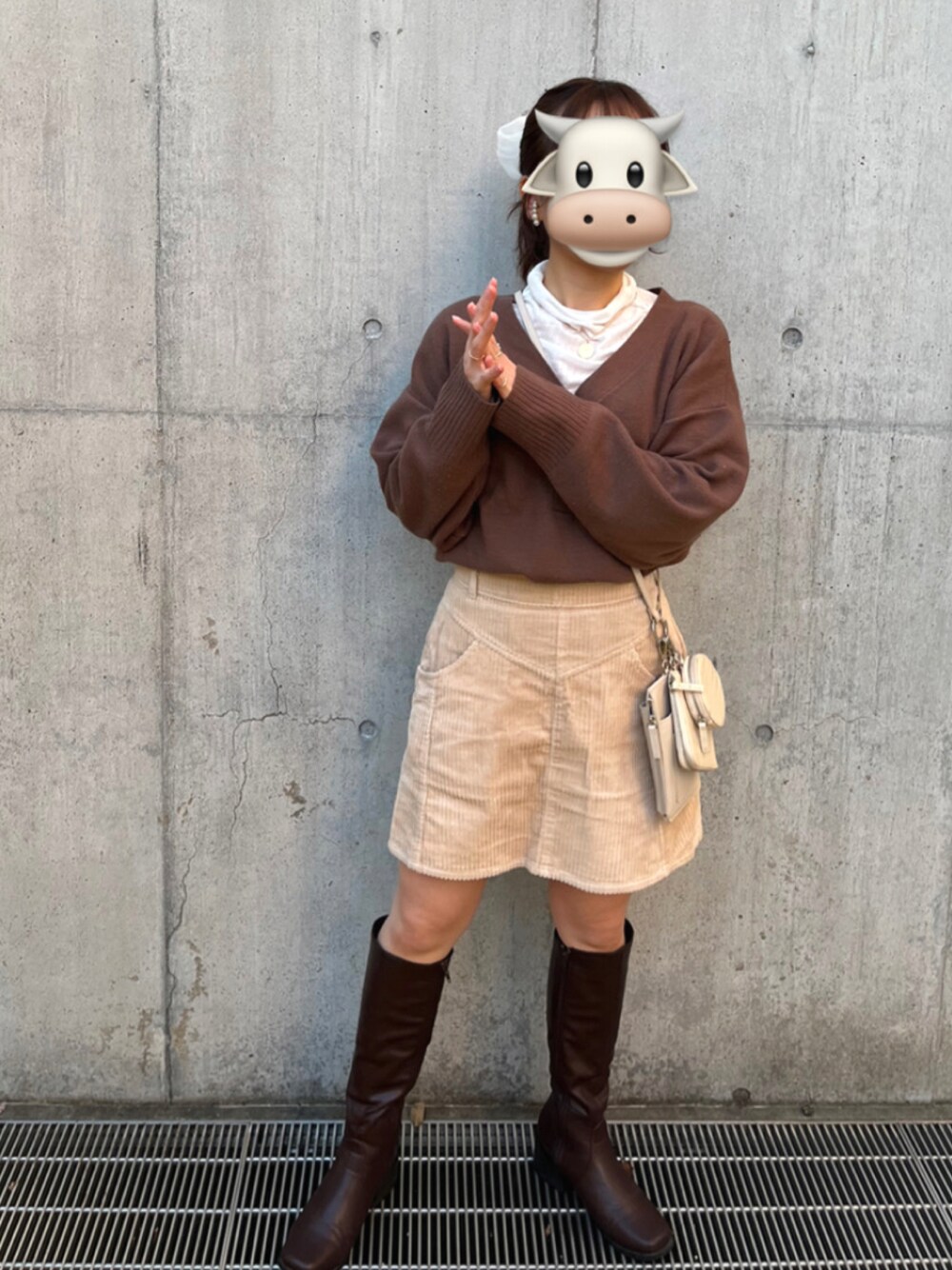 「ロングブーツ、ブーツ、ブラウンコーデ、通学コーデ、ニット、コーデュロイ、台形ｽｶｰﾄ、マルチショルダー、ショルダーバッグ、レイヤードスタイル、低身長コーデ、150cm、ootd、おしゃれさんと繋がりたい、骨格ウェーブ」｜「LOWRYS FARMのシアータートルＬＳ　895475（Tシャツ/カットソー、ホワイト系）」を使った、MICHIEさん（レディース・150cm）の秋コーディネートの1枚目の写真