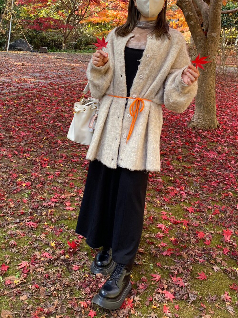 「秋冬コーデ、冬コーデ、お出かけコーデ、オレンジ、ビッグシルエット、低身長、150cm、ブーツ、ハイネック、タイダイ柄、カスタネ、デートコーデ、ウエストマーク」｜「Kastaneの【2022AWアイテム】コード紐付きMIX起毛ガウン（カーディガン/ボレロ、ホワイト系）」を使った、MICHIEさん（レディース・151cm）の秋コーディネートの1枚目の写真