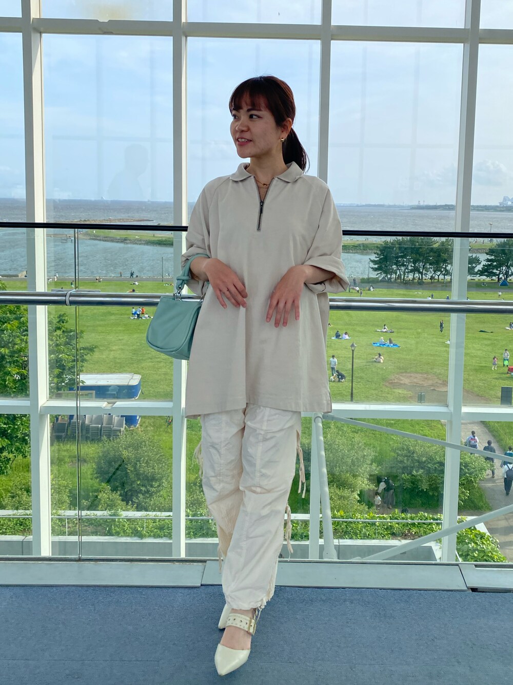「きれいめカジュアル、大人かわいい、おしゃれさんと繋がりたい、低身長コーデ、150cm、ビッグシルエット、ハーフジップ、カーゴパンツ、パンプス、Kastane、WHIMSIC、CHARLES＆KEITH、ドライブコーデ」｜「WHIMSICの【UNISEX/SET UP対応】ヘビーウェイトカットソーポロシャツ（ポロシャツ、ホワイト系）」を使った、MICHIEさん（レディース・150cm）の春コーディネートの1枚目の写真