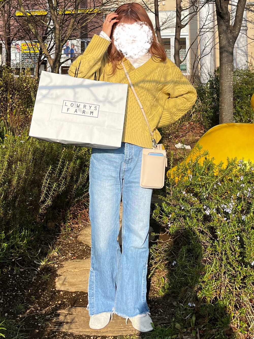 「春コーデ、カラーニット、デニムパンツ、フレアデニム、ローリーズファーム(LOWRYS FARM)、ニコアンド(niko and...)、低身長、150cm、骨格ウェーブ、ごきげんウィーク、おしゃれさんと繋がりたい、ootd」｜「LOWRYS FARMのＳＥＴショルダーバッグ　958280（ショルダーバッグ、ホワイト系）」を使った、MICHIEさん（レディース・150cm）の春コーディネートの1枚目の写真
