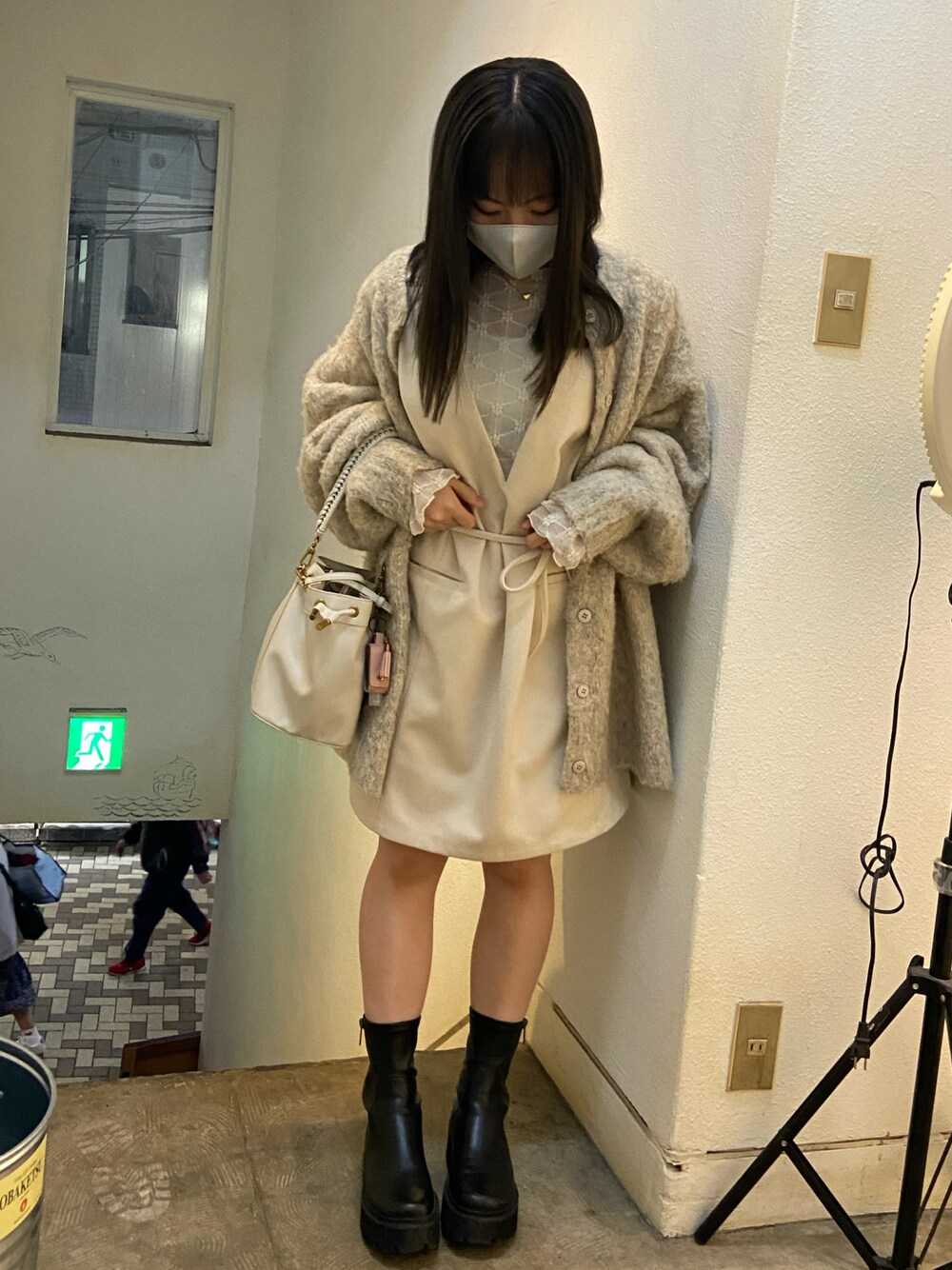 「春、春コーデ、オトナ女子、低身長女子、150cm、ボリューム袖、ワンピース、ベスト、ホワイトコーデ、ショートブーツ、カーティガン、CHARLES＆KEITH、Kastane」｜「Kastaneの【2022AWアイテム】コード紐付きMIX起毛ガウン（カーディガン/ボレロ、ホワイト系）」を使った、MICHIEさん（レディース・150cm）の春コーディネートの1枚目の写真