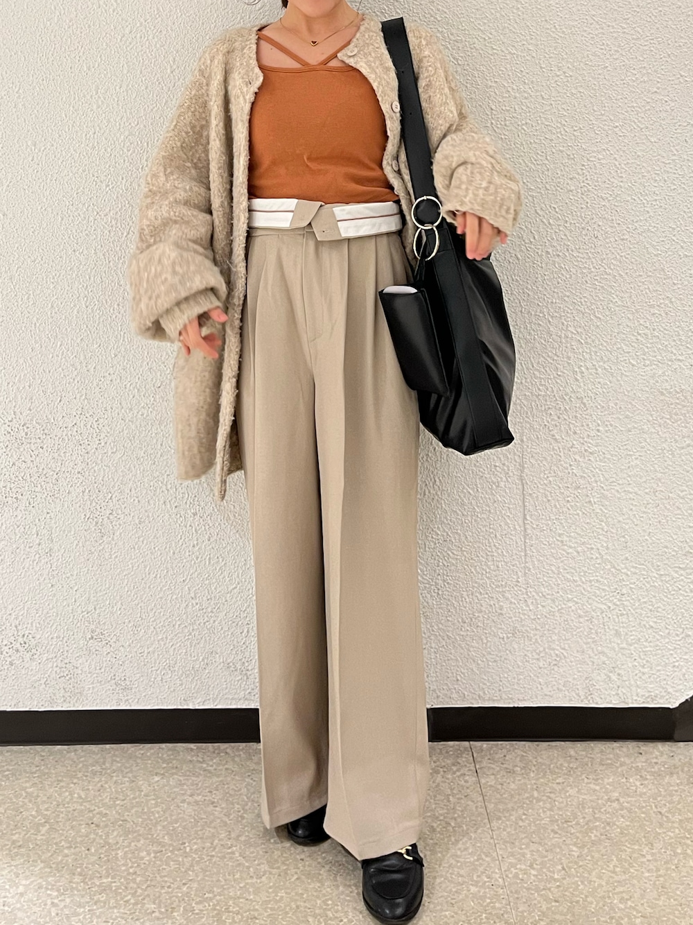 「休日スタイル、オトナカワイイ、秋カラー、パンツスタイル、カーディガン、ゆったりシルエット、スラックス、ローファー、トートバッグ、低身長コーデ、150cm、Kastane、おしゃれさんと繋がりたい」｜「Kastaneの【サイズ展開あり】ウエスト折り返しスラックスパンツ（スラックス、ベージュ系）」を使った、MICHIEさん（レディース・150cm）の秋コーディネートの1枚目の写真