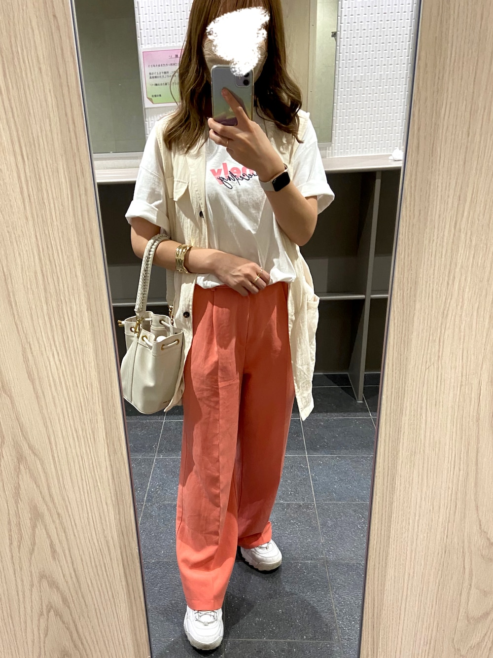 「カジュアルコーデ、オトナ女子、カラーパンツ、ベスト、ベスト×Tシャツ、スニーカー、オトナカジュアル、ピンクパンツ、リラックススタイル、低身長コーデ、150cm」｜「FREE'S MARTの◆ロゴプリント＆刺繍ビッグＴシャツ（Tシャツ/カットソー、ホワイト系）」を使った、MICHIEさん（レディース・151cm）の秋コーディネートの1枚目の写真