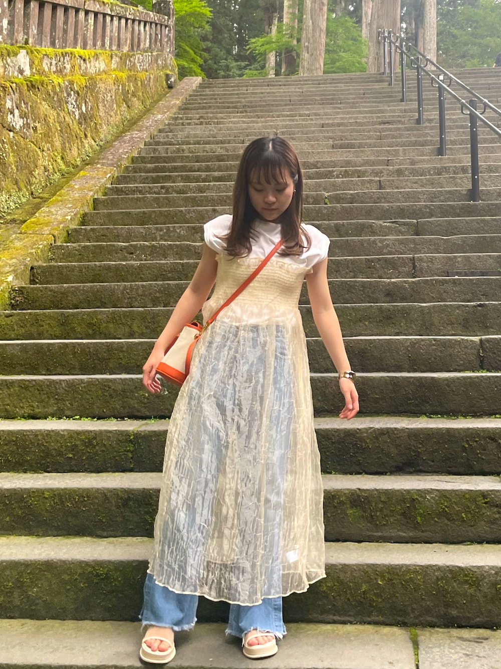 「シアー、ワンピーススタイル、厚底サンダル、白Tシャツ、低身長、150cm、ハイウエスト、フレアパンツ、Tシャツ×デニム、キャミワンピ、シアーワンピース、Kastane、CHARLES＆KEITH、LOWRYS FARM、オトナカワイイ」｜「Kastaneの【2023SSカタログ掲載アイテム】メッシュ厚底サンダル（サンダル、ホワイト系）」を使った、MICHIEさん（レディース・150cm）の夏コーディネートの1枚目の写真