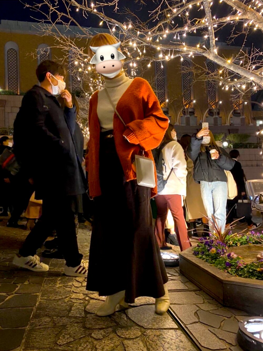 「冬コーデ、クリスマスに着たい服、クリスマス、デートスタイル（WOMEN）、ハイネック、マーメイドスカート、カーディガン、白ブーツ、低身長、150cm、骨格ウェーブ、ootd、お洒落さんとつながりたい」｜「VANNIE Uのルーズオーバーニットカーディガン（カーディガン/ボレロ、ブラウン系）」を使った、MICHIEさん（レディース・150cm）の冬コーディネートの1枚目の写真