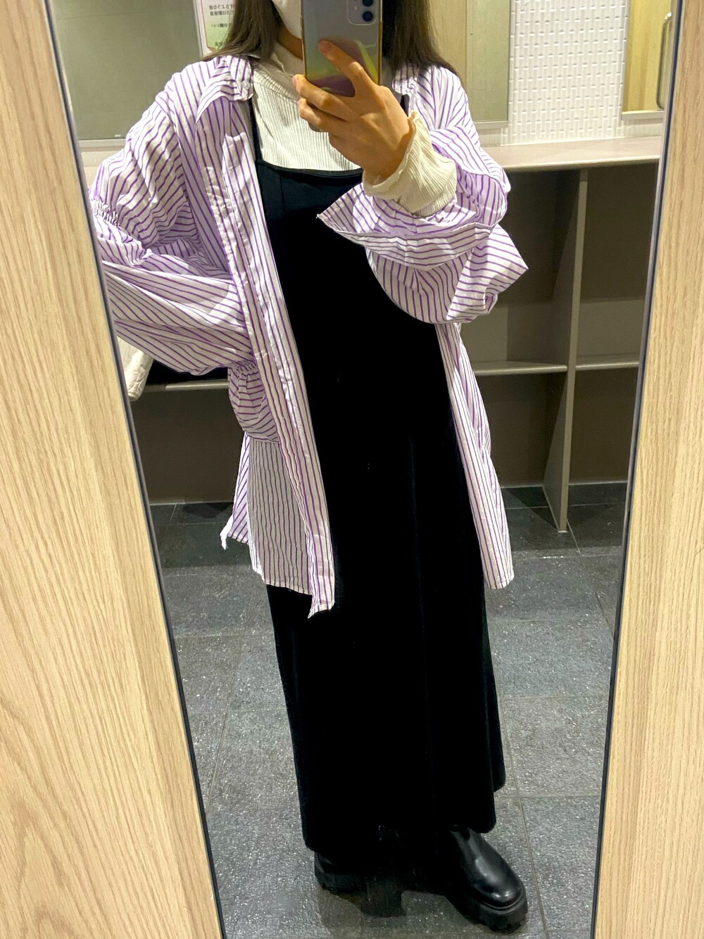 「シャツスタイル、レイヤードスタイル、シンプルコーデ、低身長コーデ、低身長女子、150cm、春コーデ、ストライプ、ストライプシャツ、ワンピーススタイル、キャミワンピ、ボリューム袖、Kastane、mystic」｜「Kastaneの【新色追加】ポンチキャミワンピース（ワンピース、ブラック系）」を使った、MICHIEさん（レディース・150cm）の春コーディネートの1枚目の写真