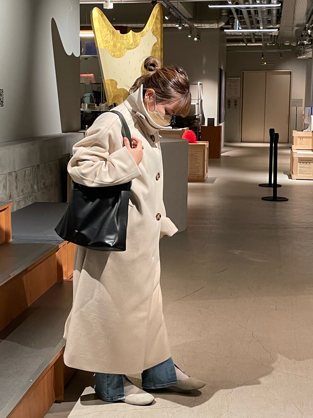 「秋冬コーデ、冬コーデ、大人カジュアル、休日スタイル、低身長コーデ、150cm、スタンドカラー、ロングコート、ハイネック、トートバッグ、デニムパンツ、スリット、ootd、おしゃれさんと繋がりたい、おだんごヘアー」｜「Chicoの【新色追加】スマホケース付ビックベルトトート（トートバッグ、ブラック系）」を使った、MICHIEさん（レディース・151cm）の冬コーディネートの1枚目の写真