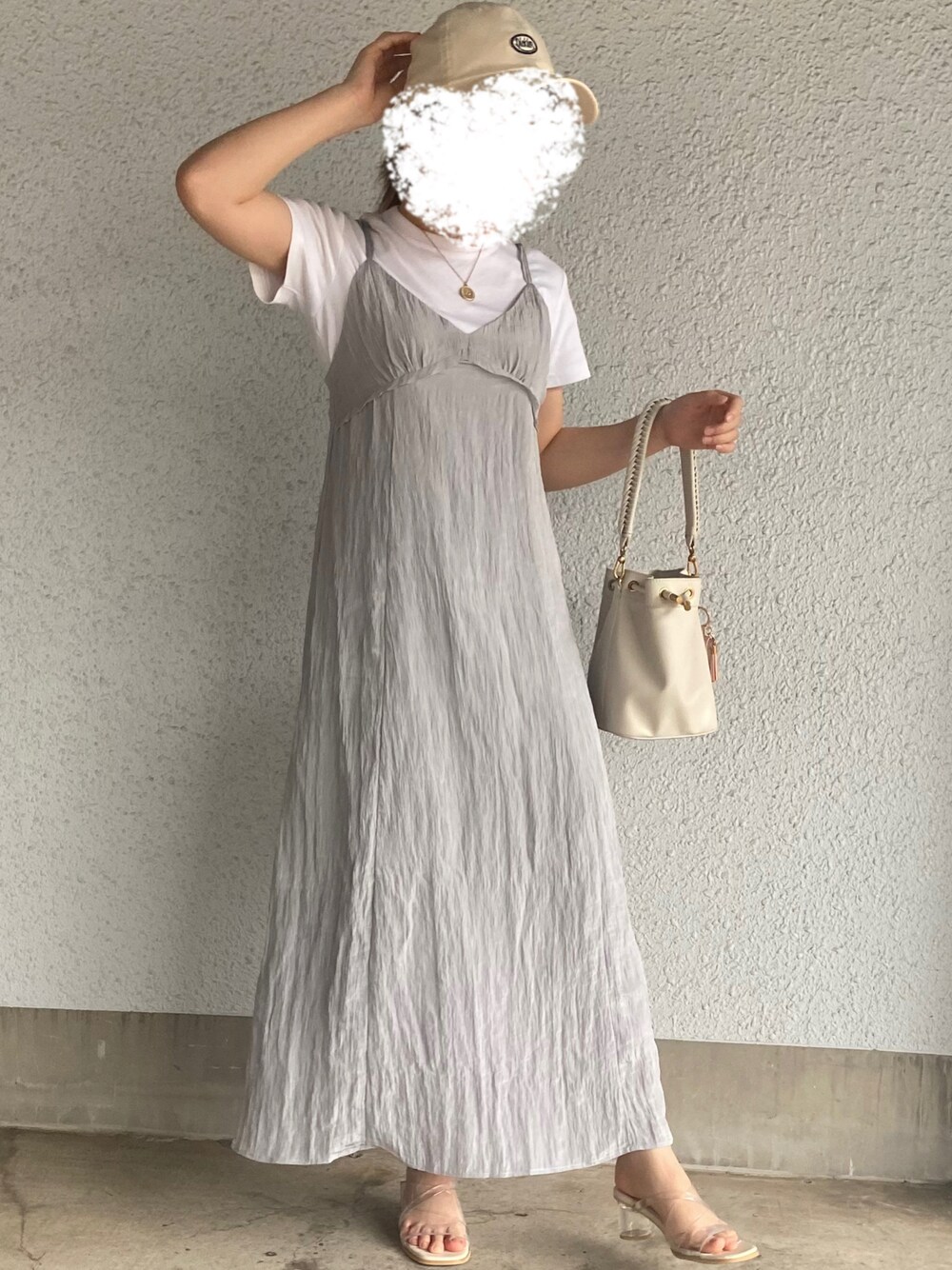 「夏コーデ、サンダル、ロングワンピース、キャミワンピ、クリアサンダル、キャップ、白Tシャツ、低身長、150cm、オトナカワイイ、おしゃれさんと繋がりたい、骨格ウェーブ、へザー、CHARLES＆KEITH、ユニクロ」｜「Heatherのワッシャープリーツキャミワンピース　281767（ワンピース、ブルー系）」を使った、MICHIEさん（レディース・151cm）の夏コーディネートの1枚目の写真
