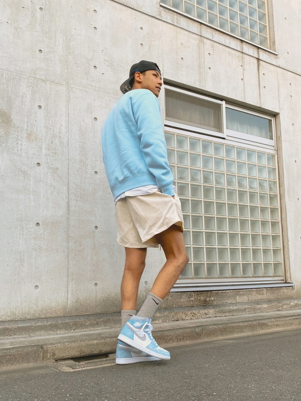 「ゆるコーデ、おしゃれさんと繋がりたい、休日スタイル、ラフ、今日のコーデ、夏コーデ、スニーカー、夏、ブルー、ストリート」｜「Fear of God Los Angelesのアイテム（その他パンツ、ベージュ系）」を使った、"nicholas"さん（メンズ・187cm）の夏コーディネートの1枚目の写真