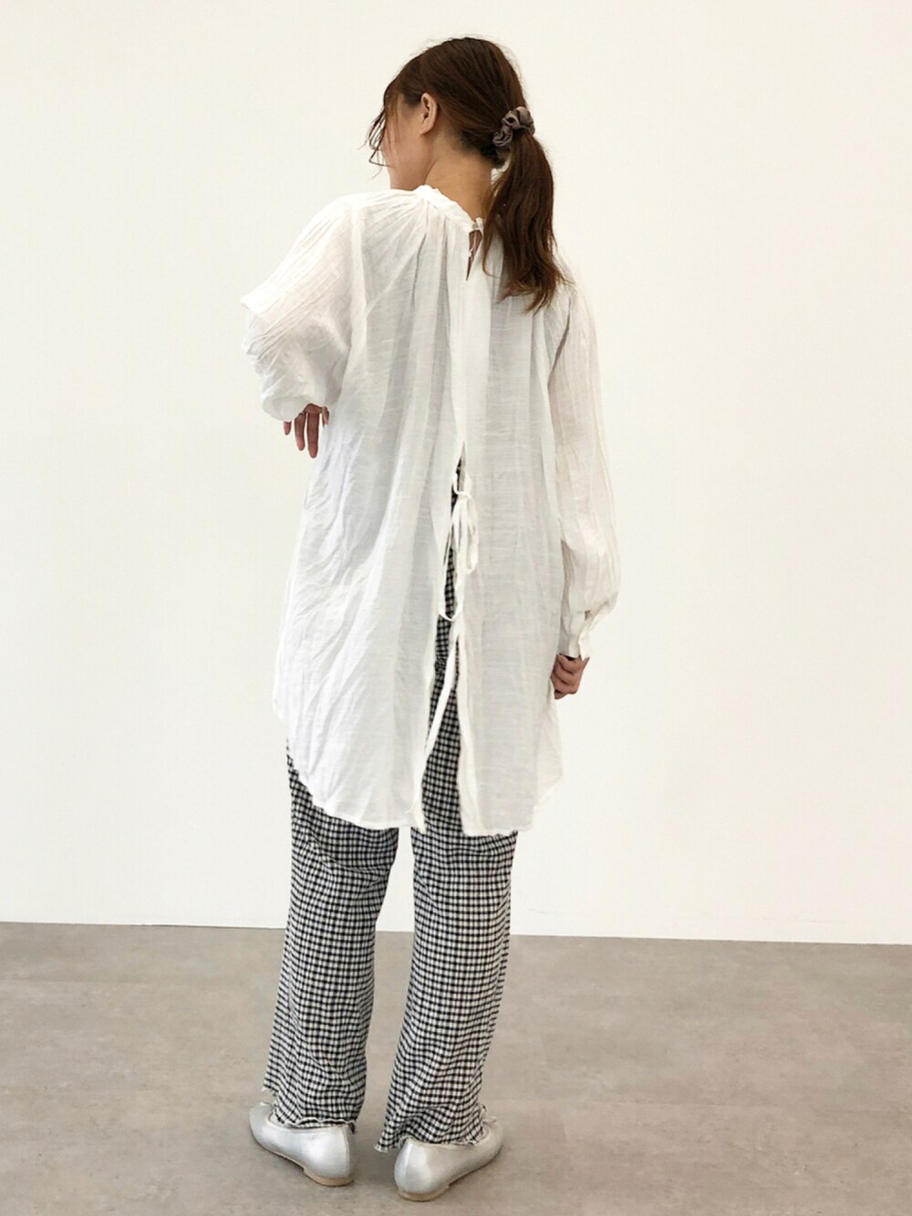 ブラック系のその他パンツ、ホワイト系のシャツ/ブラウス、ブラウン系のシュシュを着用したレディースの夏コーディネートの1枚目の写真