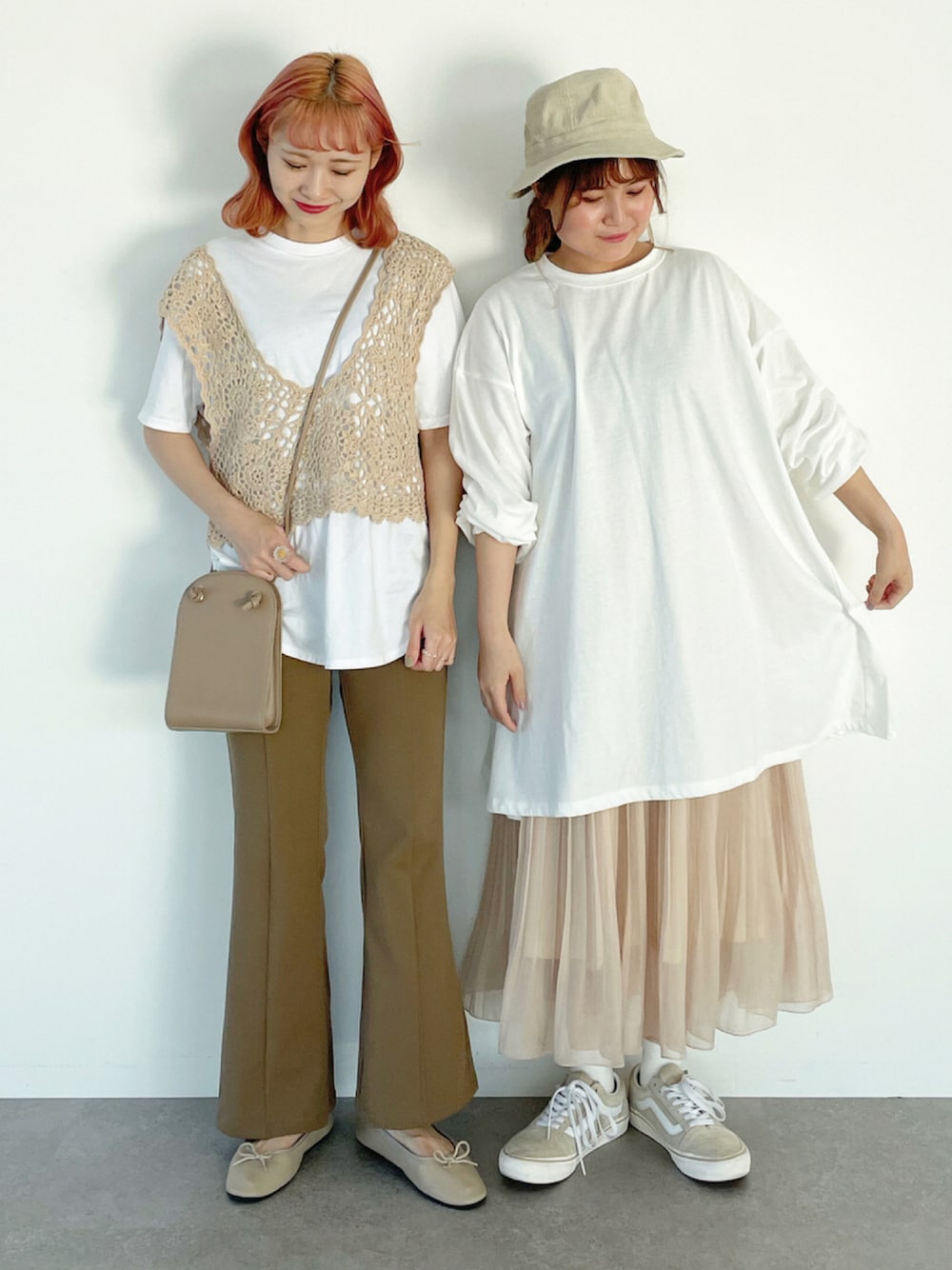 ホワイト系のTシャツ/カットソー、ベージュ系のスカート、ベージュ系のスニーカーを着用したレディースの夏コーディネートの1枚目の写真