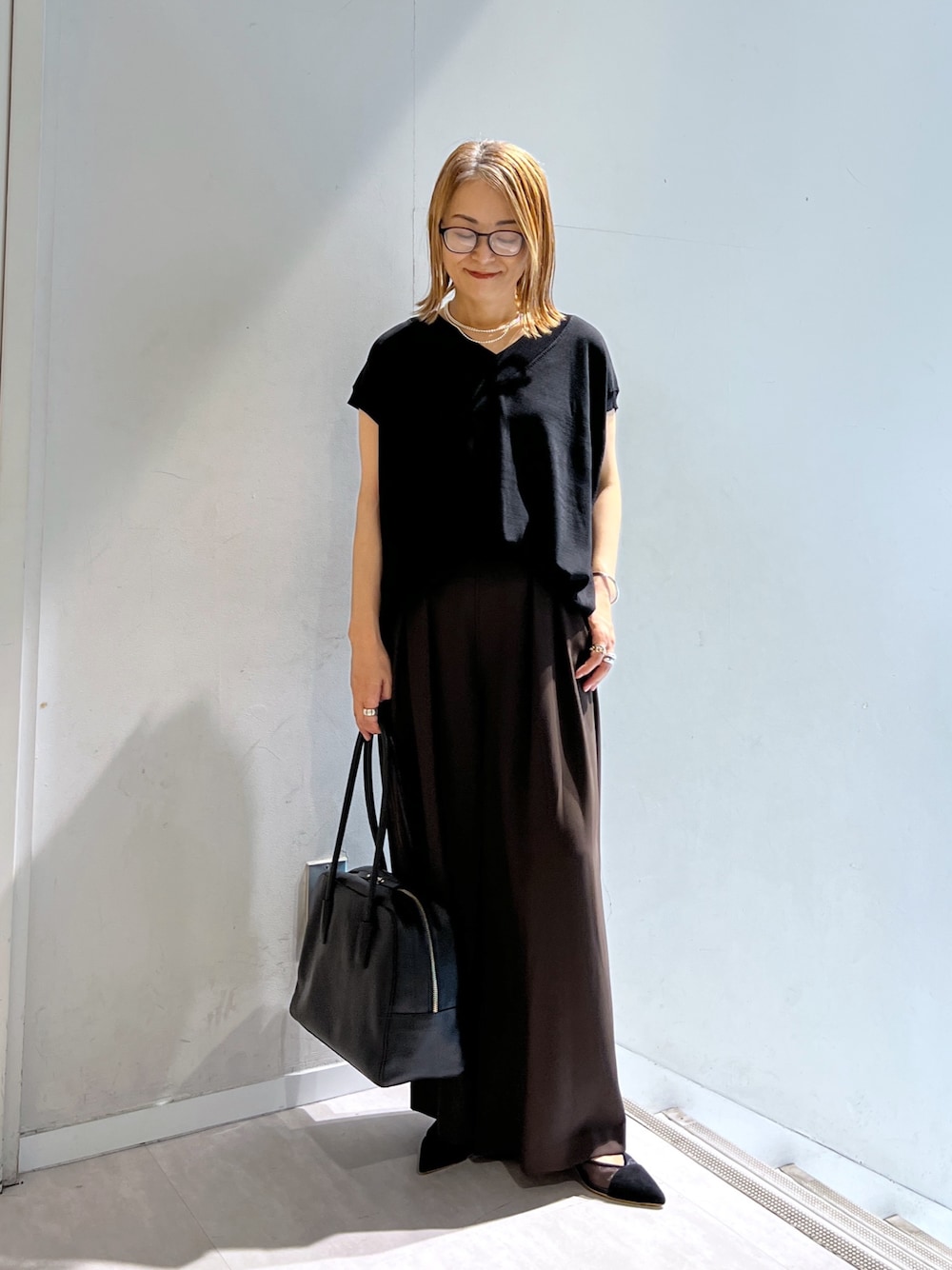 「秋コーデ、ニット、パンツ、パンツスタイル、ワイドパンツ、パンプス、大人コーデ、大人女子、お仕事コーデ、キレイめ、低身長、低身長コーデ、低身長女子、骨格ストレート、通勤コーデ」｜「RIVE DROITEの【ひんやりタッチ・セットアップ対応可】レーヨン混バックテールニット（ニット/セーター、ブラック系）」を使った、rd_mioさん（レディース・153cm）の秋コーディネートの1枚目の写真