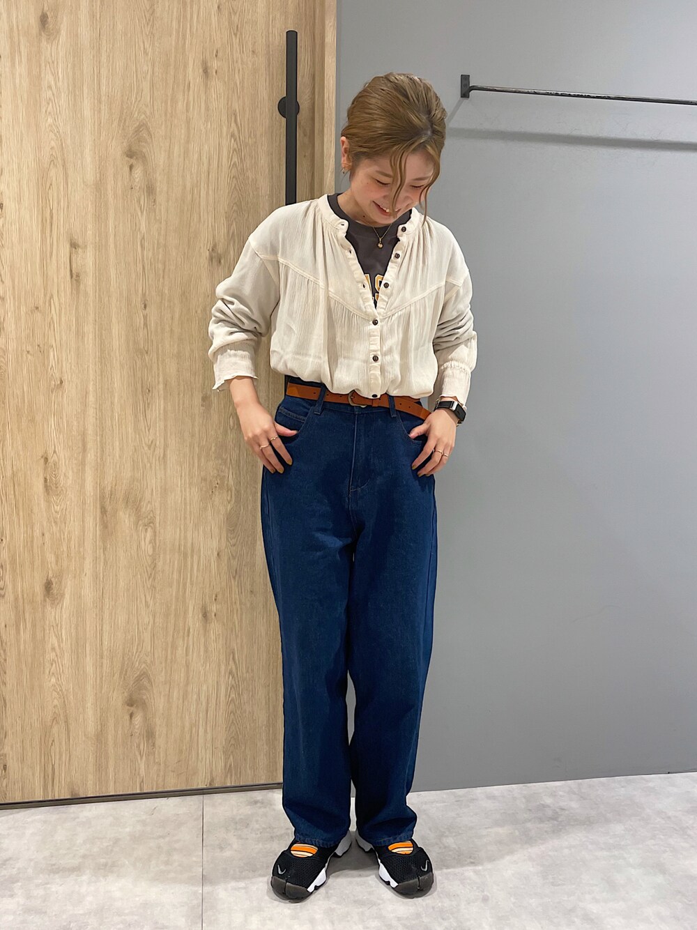 ブラック系のスニーカー、グレー系のTシャツ/カットソー、ベージュ系のシャツ/ブラウスを着用したレディースの秋コーディネートの1枚目の写真