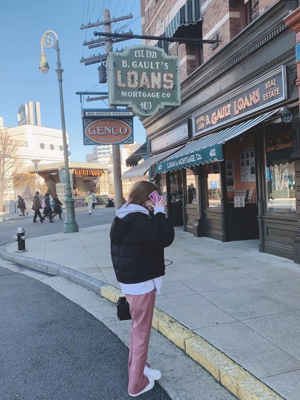 ブラック系のダウンジャケット/コートを着用したレディースの秋コーディネートの1枚目の写真