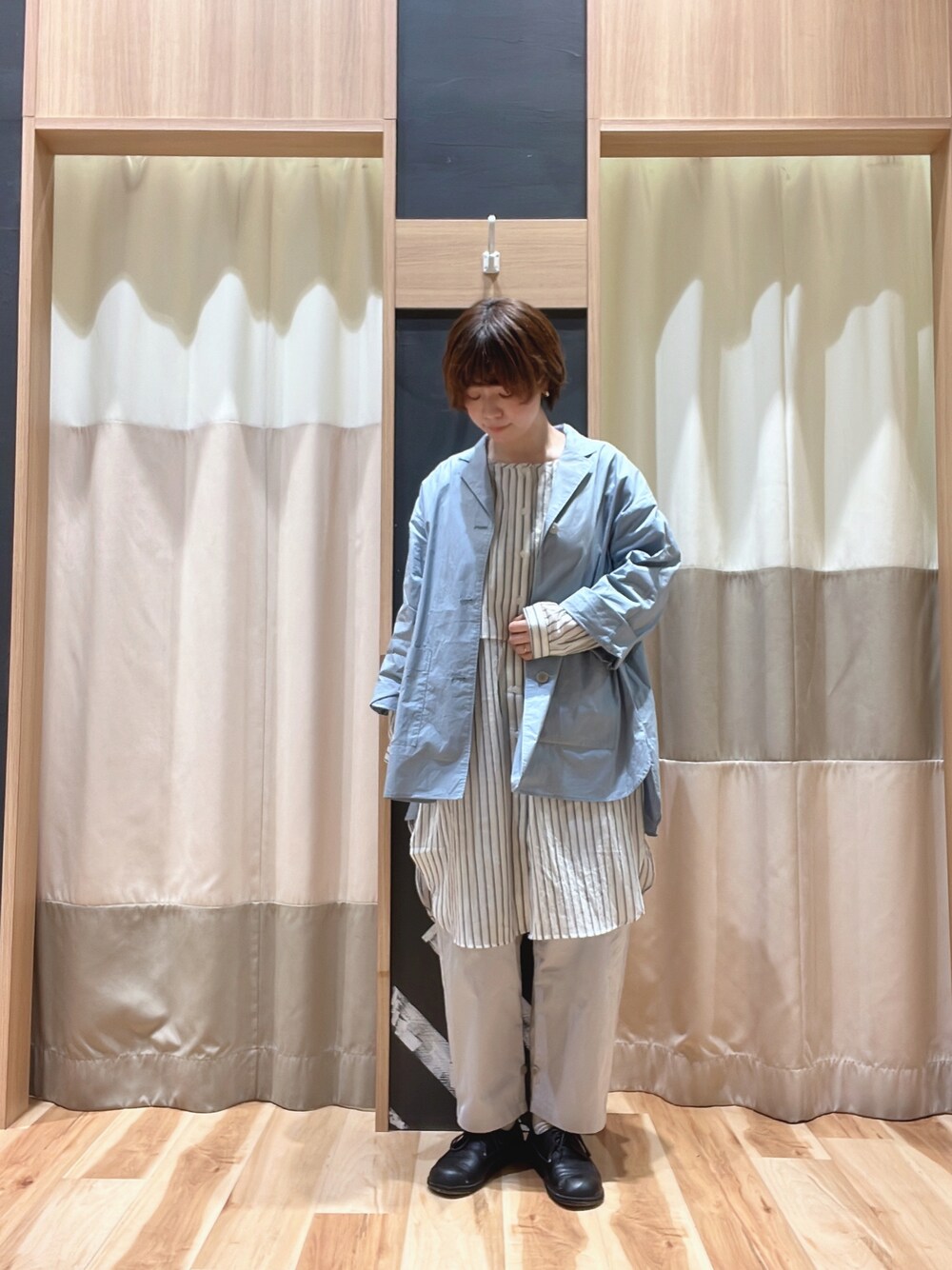 ホワイト系のシャツ/ブラウス、ブルー系のジャケット/アウター、グレー系のパンツを着用したレディースの春コーディネートの1枚目の写真