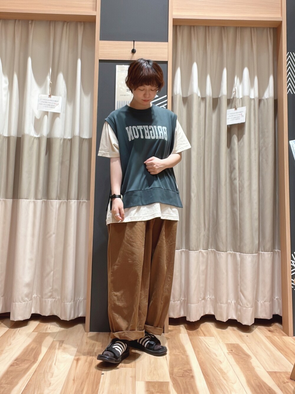 ブラウン系のその他パンツ、グリーン系のTシャツ/カットソーを着用したレディースの夏コーディネートの1枚目の写真