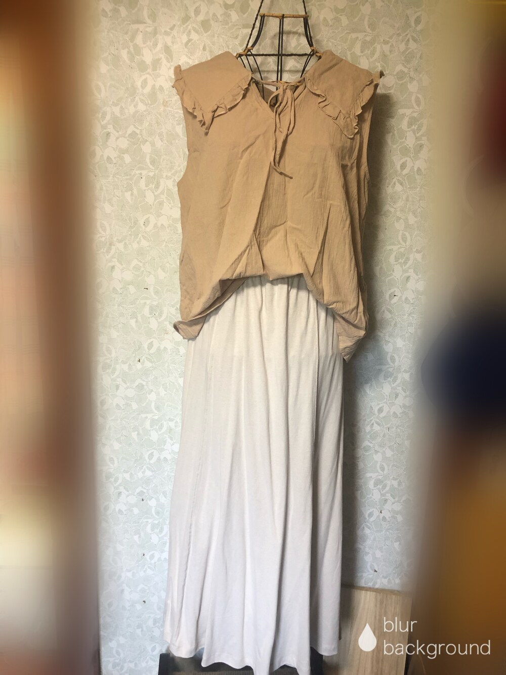 ホワイト系のスカート、ベージュ系のシャツ/ブラウスを着用したレディースの夏コーディネートの1枚目の写真