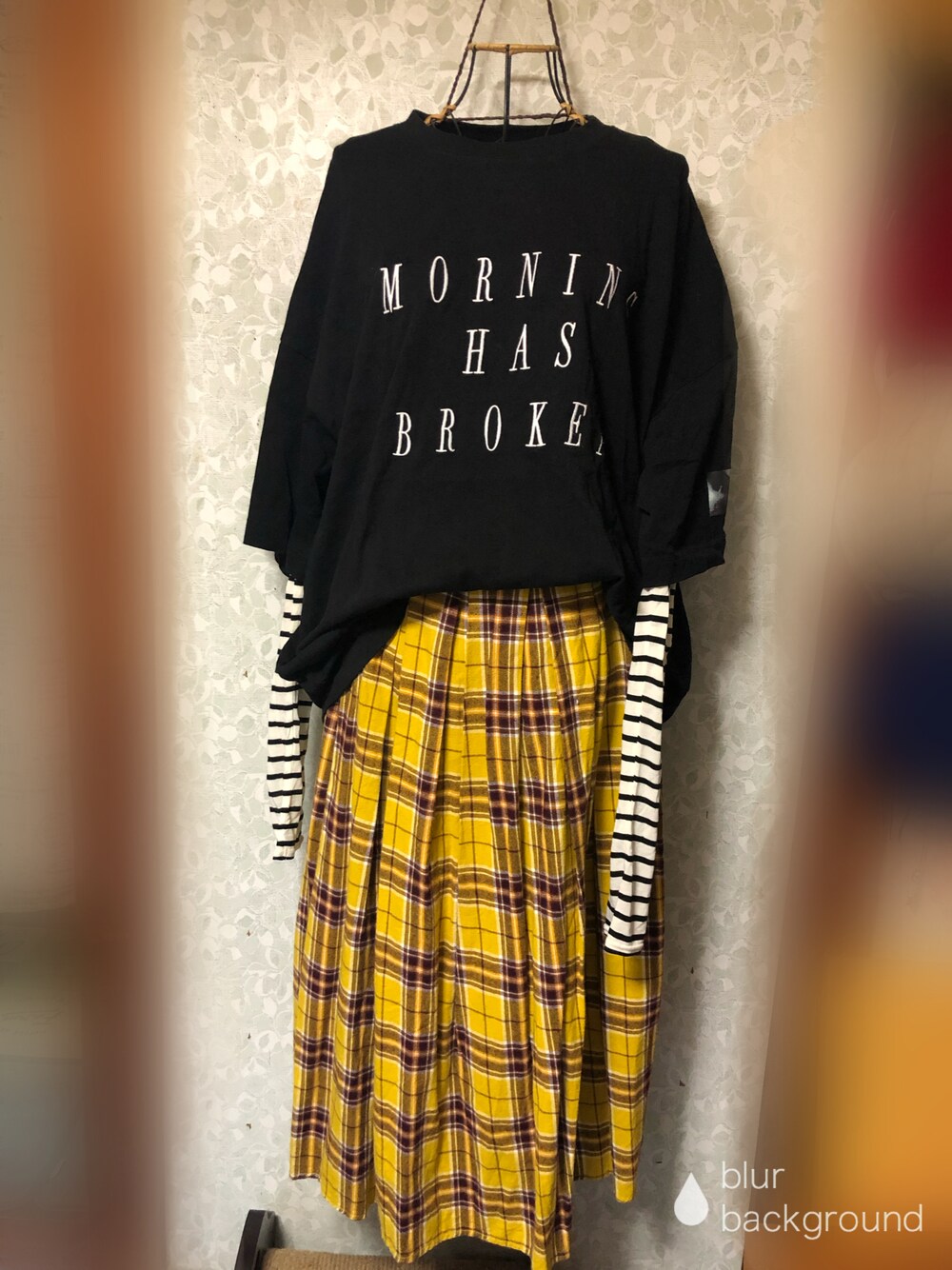 イエロー系のスカート、ブラック系のTシャツ/カットソー、その他のTシャツ/カットソーを着用したレディースの秋コーディネートの1枚目の写真