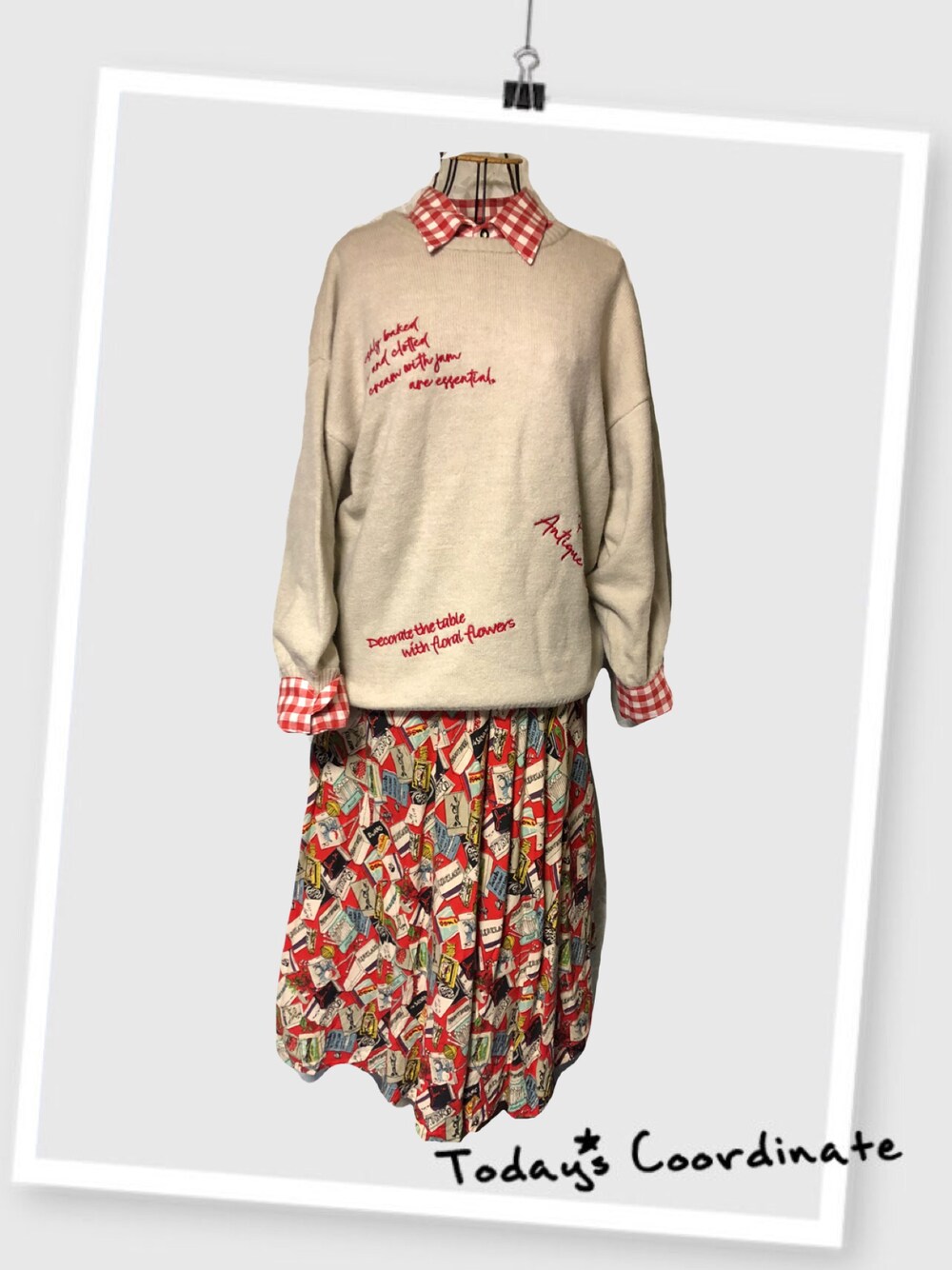 ベージュ系のニット/セーター、レッド系のシャツ/ブラウス、レッド系のスカートを着用したレディースの冬コーディネートの1枚目の写真