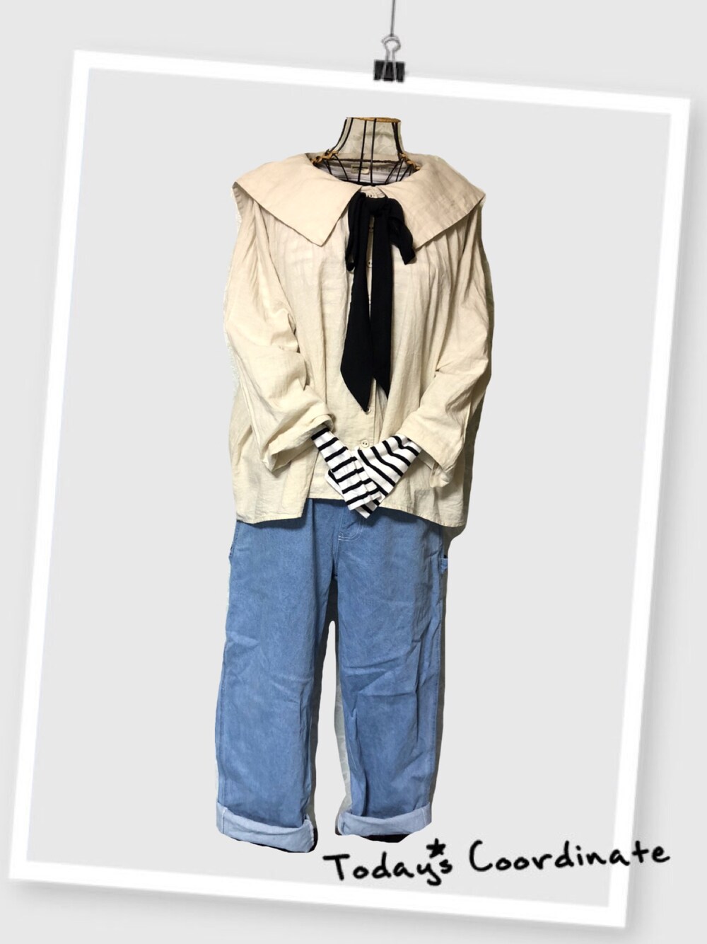 ブルー系のパンツ、ホワイト系のシャツ/ブラウス、ホワイト系のTシャツ/カットソーを着用したレディースの春コーディネートの1枚目の写真